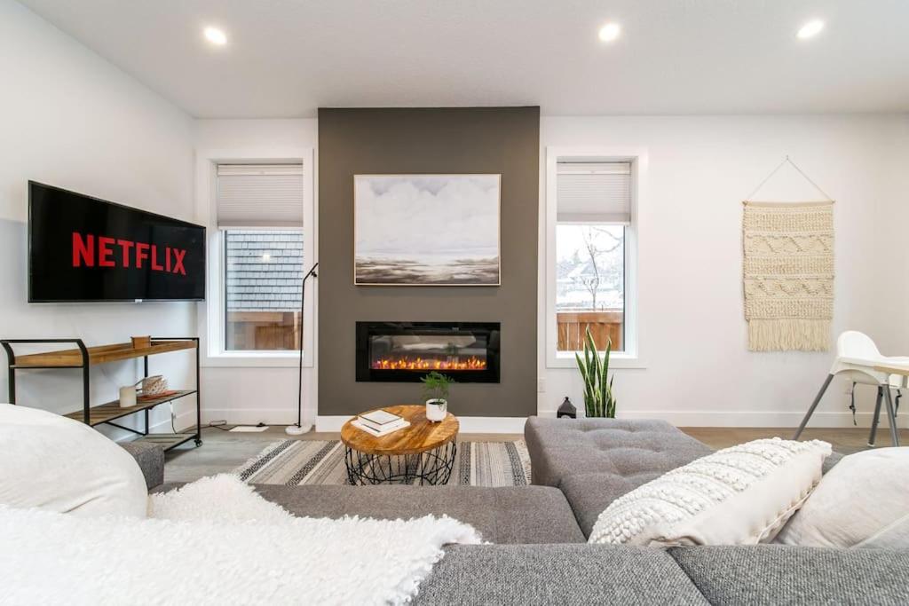 Chic Hideaway, 5BR near DT, Fireplace, King Bed, Fast Wifi, Sleeps 13!
