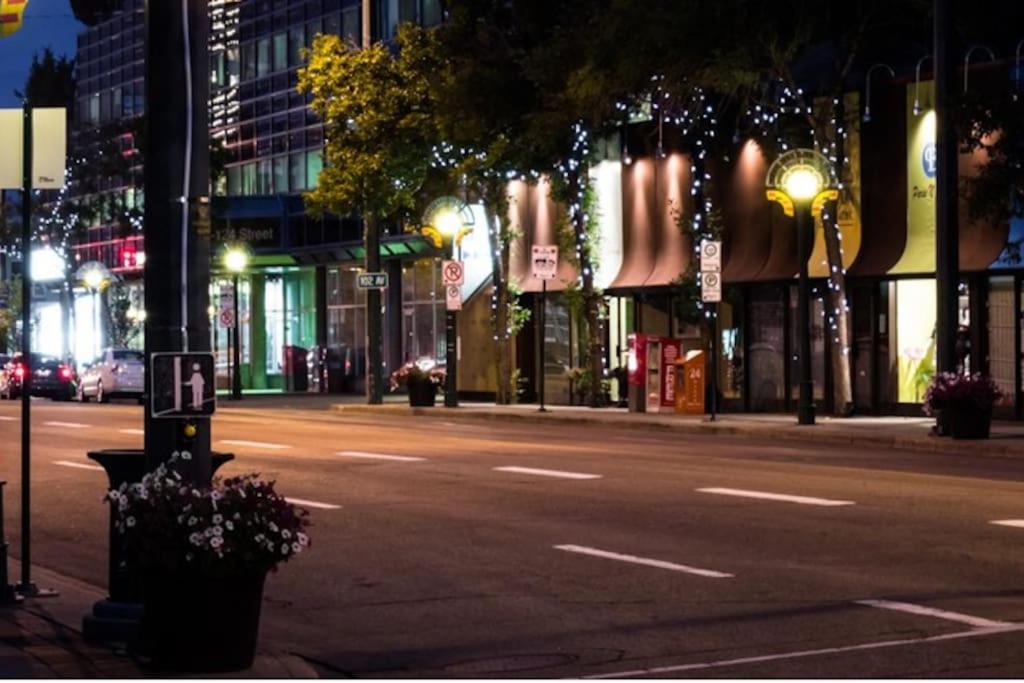 Chic Hideaway, 5BR near DT, Fireplace, King Bed, Fast Wifi, Sleeps 13!
