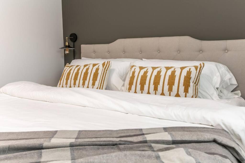 Chic Hideaway, 5BR near DT, Fireplace, King Bed, Fast Wifi, Sleeps 13!