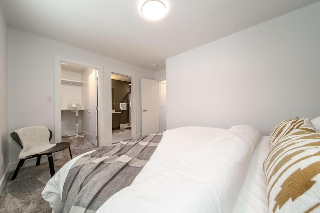 Chic Hideaway, 5BR near DT, Fireplace, King Bed, Fast Wifi, Sleeps 13!