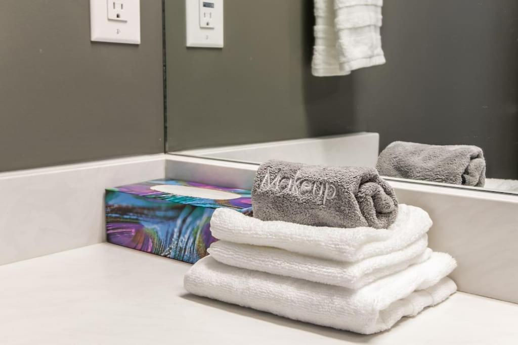 Chic Hideaway, 5BR near DT, Fireplace, King Bed, Fast Wifi, Sleeps 13!