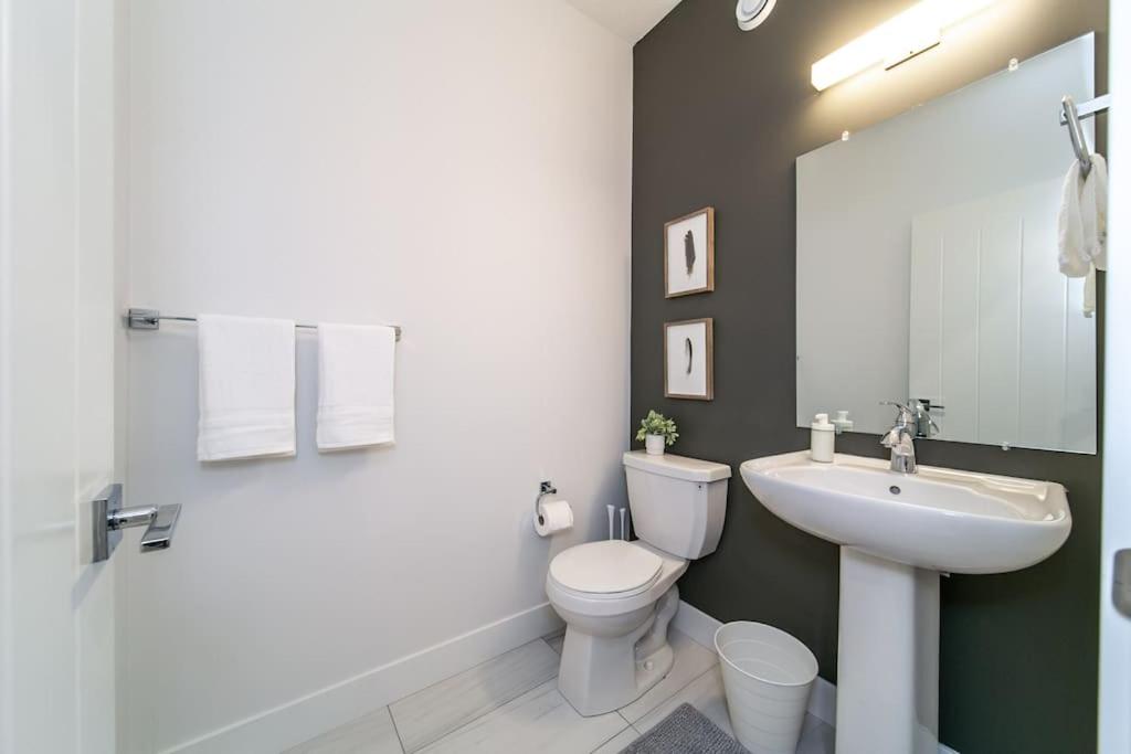 Chic Hideaway, 5BR near DT, Fireplace, King Bed, Fast Wifi, Sleeps 13!