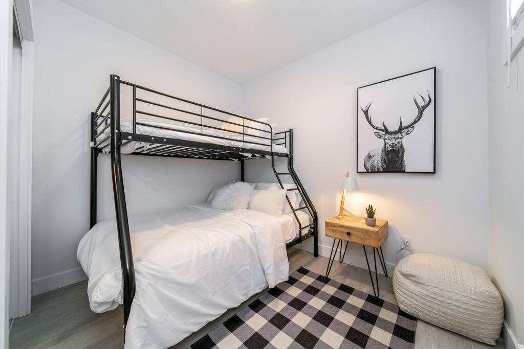 Chic Hideaway, 5BR near DT, Fireplace, King Bed, Fast Wifi, Sleeps 13!