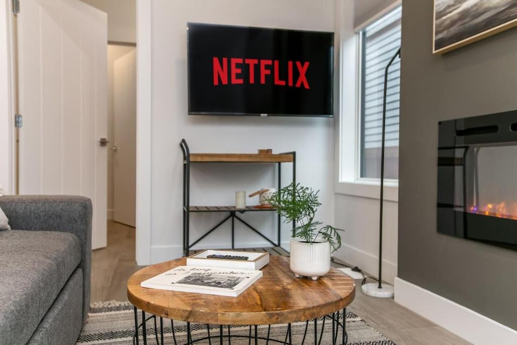 Chic Hideaway, 5BR near DT, Fireplace, King Bed, Fast Wifi, Sleeps 13!