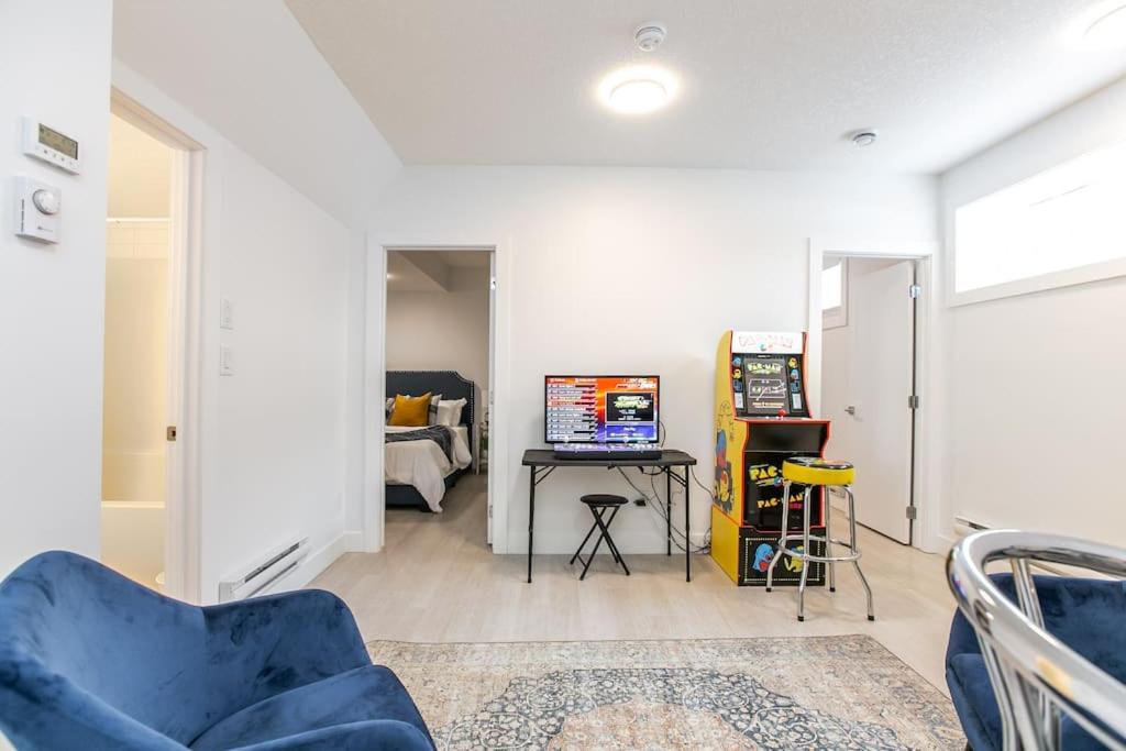 Chic Hideaway, 5BR near DT, Fireplace, King Bed, Fast Wifi, Sleeps 13!