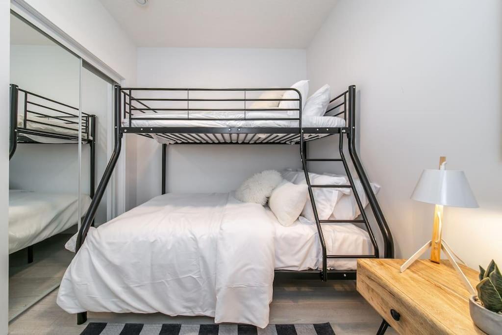 Chic Hideaway, 5BR near DT, Fireplace, King Bed, Fast Wifi, Sleeps 13!