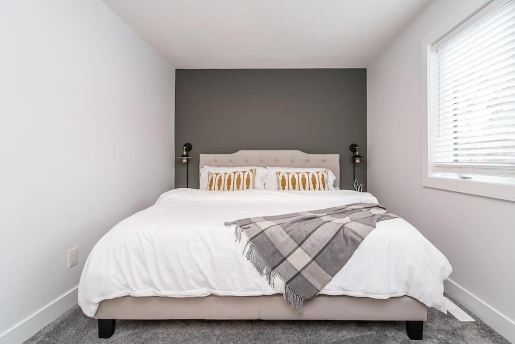 Chic Hideaway, 5BR near DT, Fireplace, King Bed, Fast Wifi, Sleeps 13!