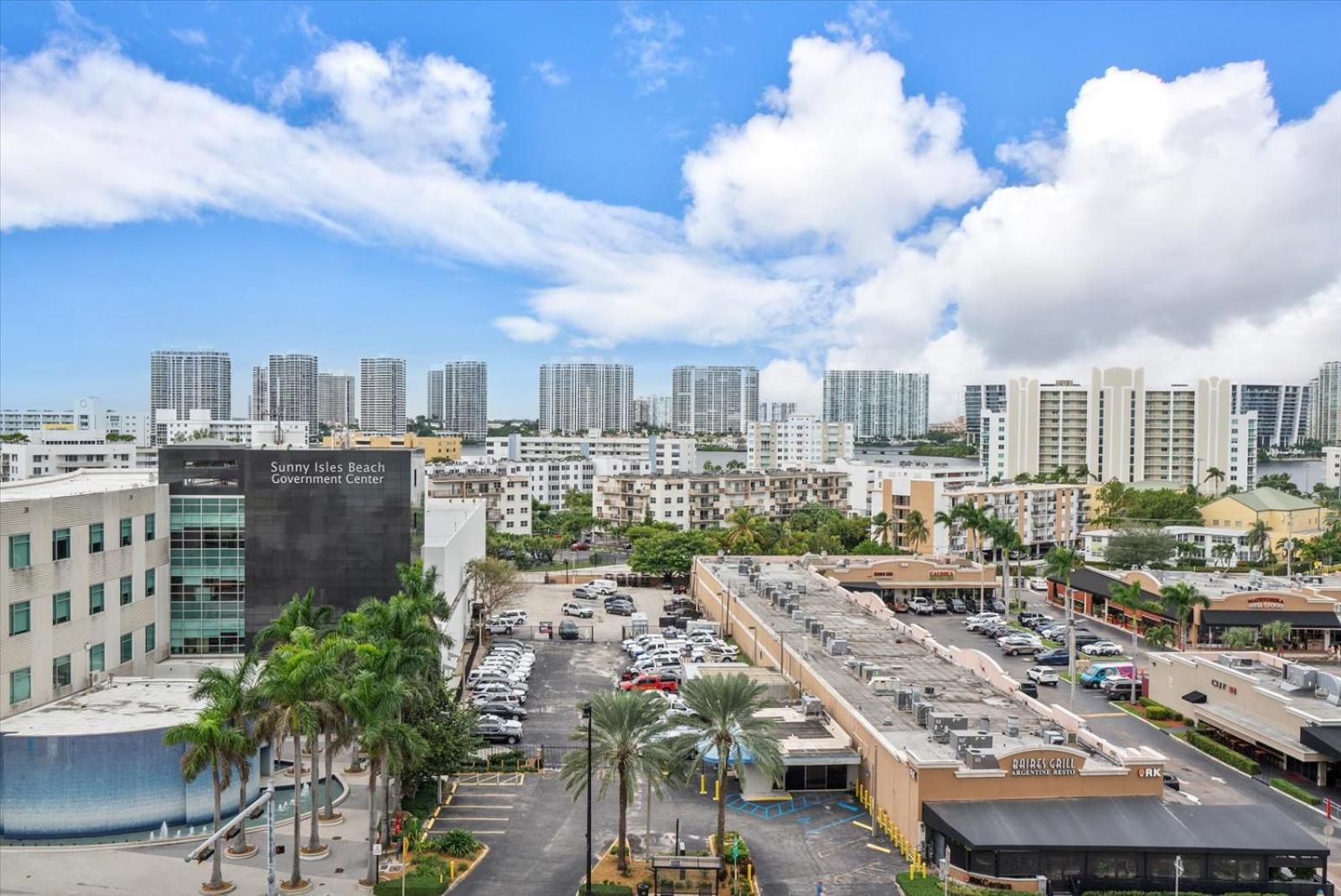 Hotel Luxe beachfront studio at Sunny Isles Miami - Image 1