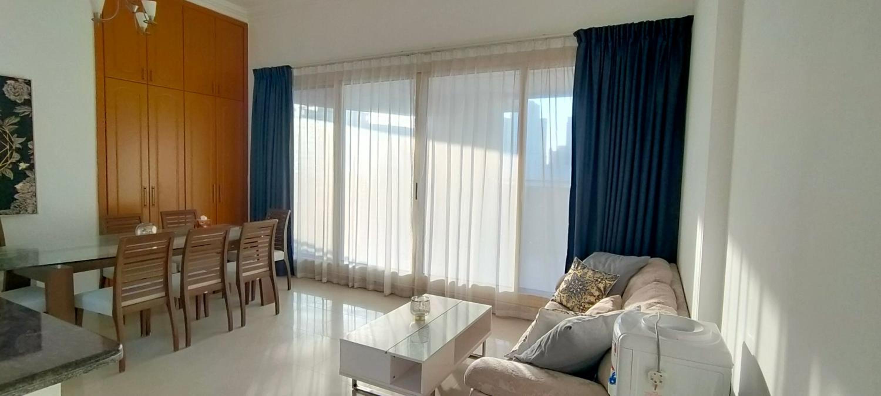 2 BR apartment with a beautiful view of the Marina minimum 5 night