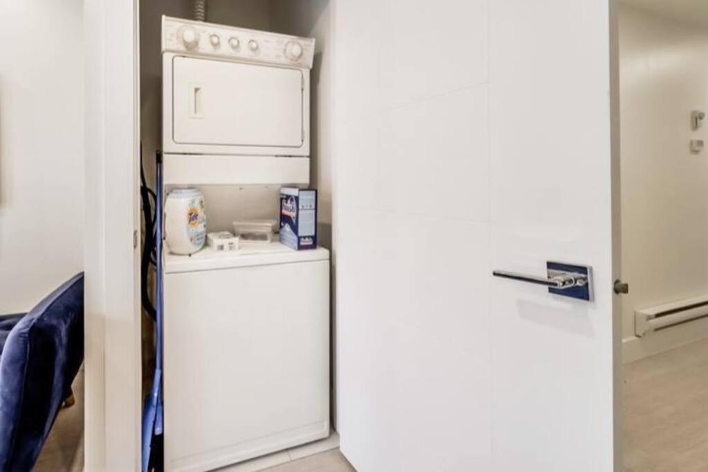 The Nook & Cranny Bsmt Suite, Near WEM & DT, Fast WiFi! Sleeps 4