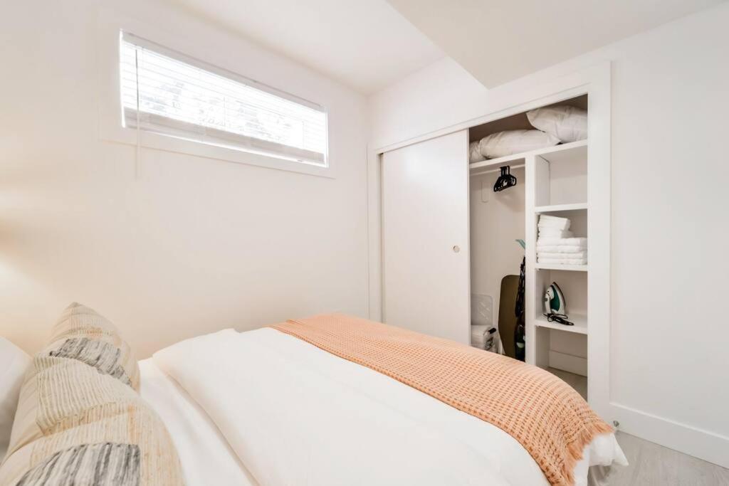 The Nook & Cranny Bsmt Suite, Near WEM & DT, Fast WiFi! Sleeps 4