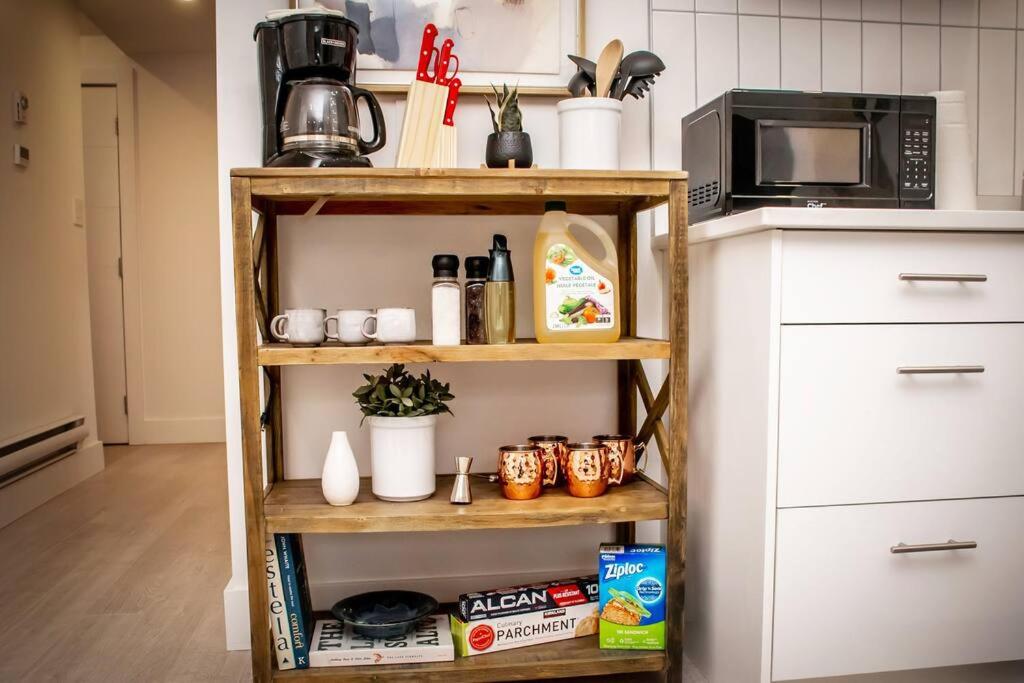 The Nook & Cranny Bsmt Suite, Near WEM & DT, Fast WiFi! Sleeps 4