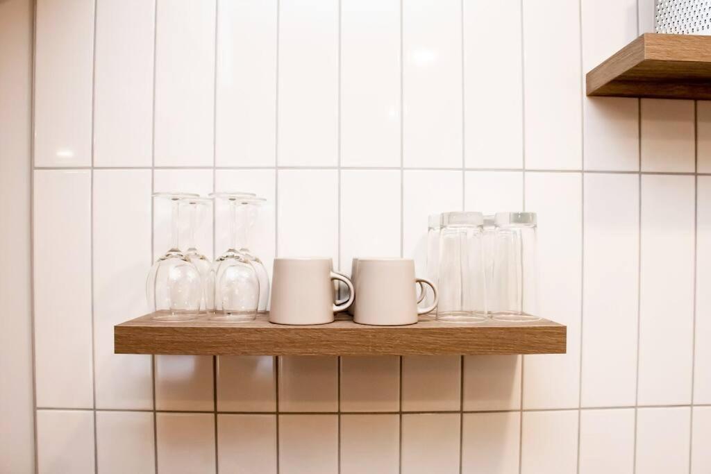 The Nook & Cranny Bsmt Suite, Near WEM & DT, Fast WiFi! Sleeps 4