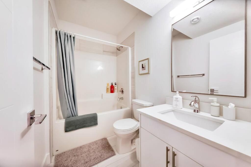 The Nook & Cranny Bsmt Suite, Near WEM & DT, Fast WiFi! Sleeps 4