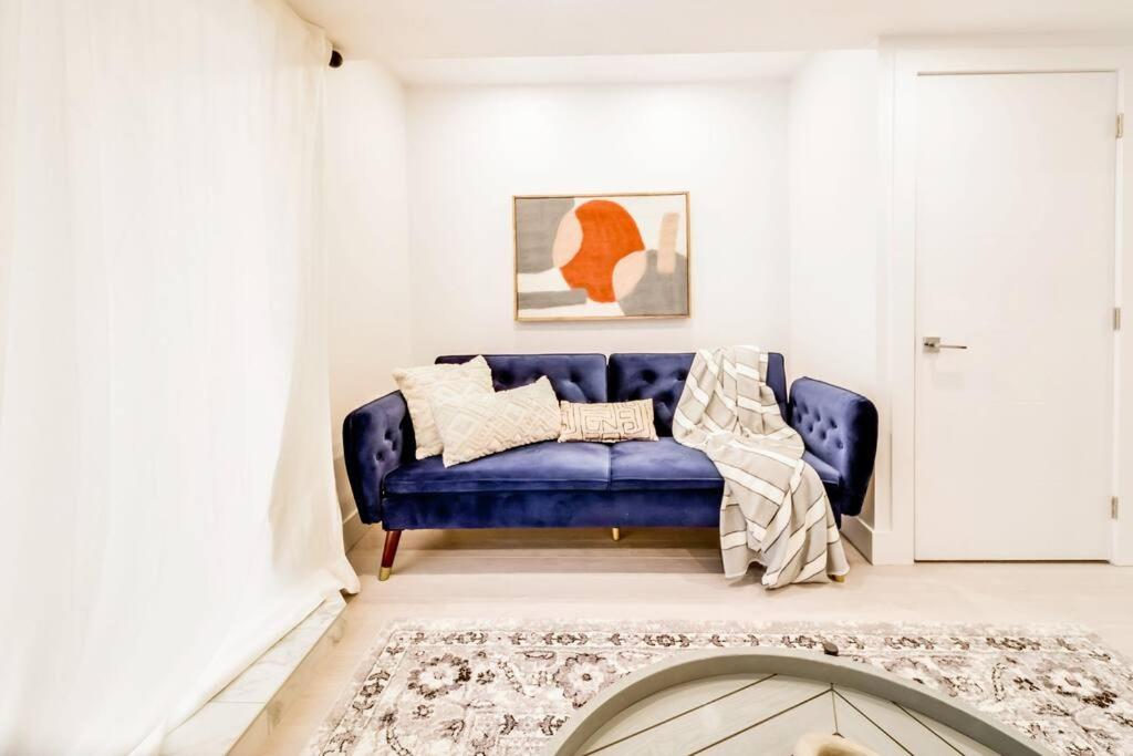 The Nook & Cranny Bsmt Suite, Near WEM & DT, Fast WiFi! Sleeps 4