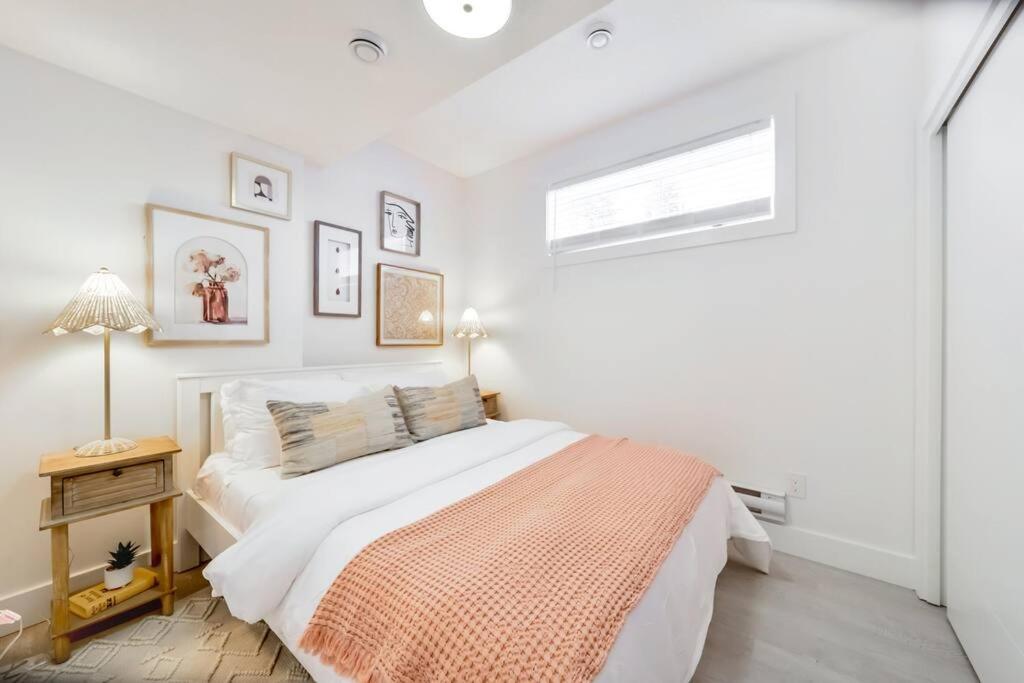The Nook & Cranny Bsmt Suite, Near WEM & DT, Fast WiFi! Sleeps 4