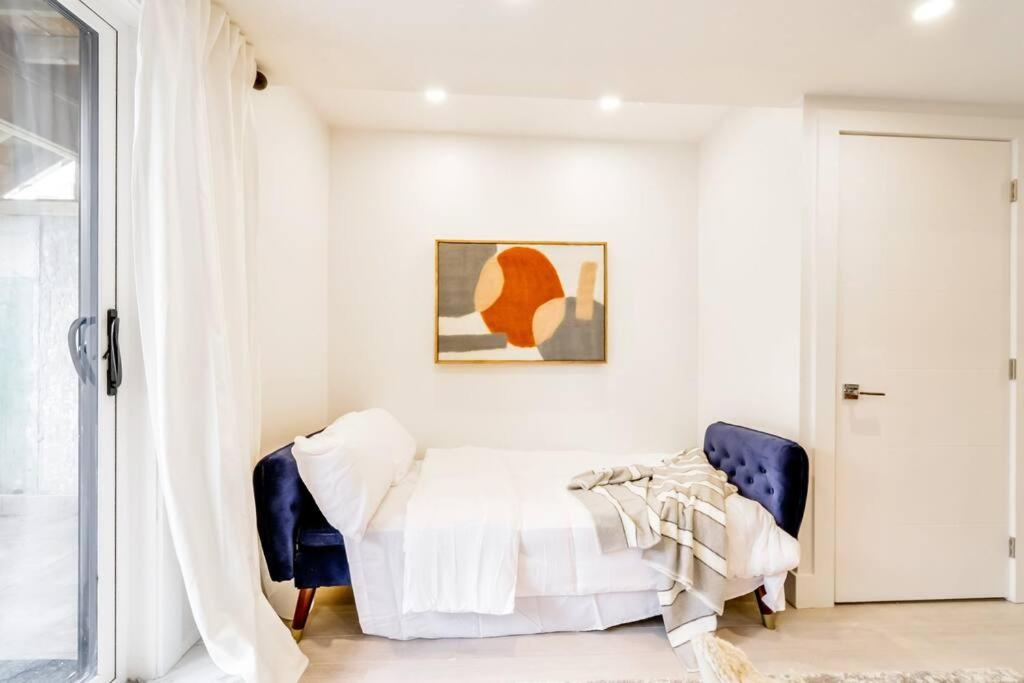 The Nook & Cranny Bsmt Suite, Near WEM & DT, Fast WiFi! Sleeps 4
