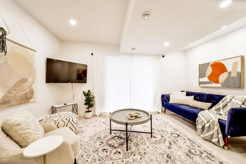 The Nook & Cranny Bsmt Suite, Near WEM & DT, Fast WiFi! Sleeps 4