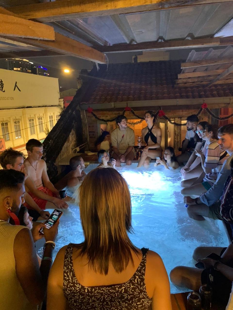 Chinatown Hostel by Mingle - Rooftop Private Jacuzzi with Bar
