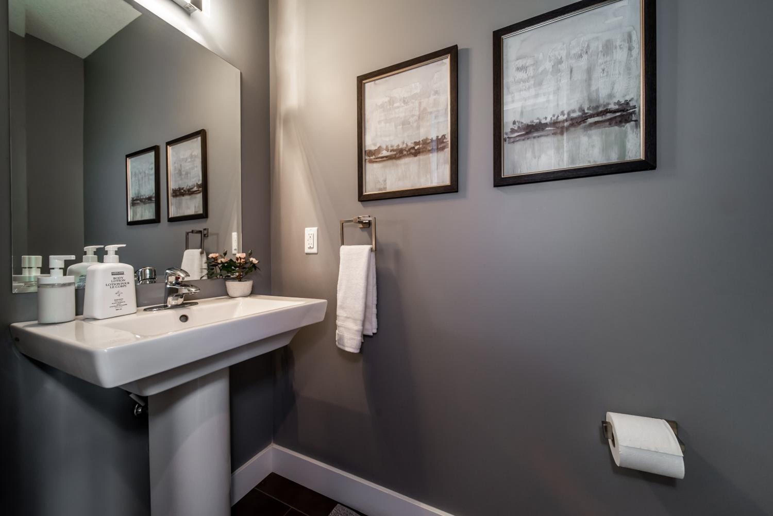 Amazing Luxe Home, AC, HUGE Yard, FirePit, Pet Friendly, Sleeps 10!