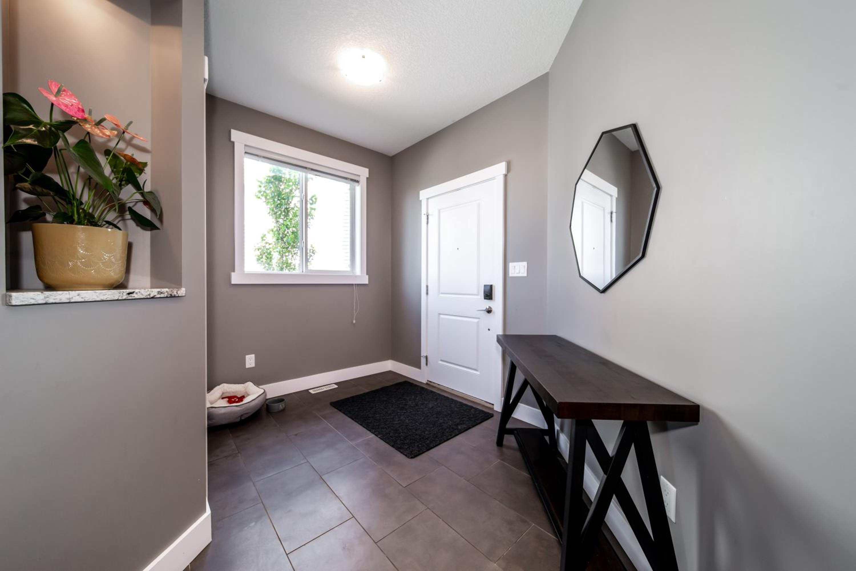 Amazing Luxe Home, AC, HUGE Yard, FirePit, Pet Friendly, Sleeps 10!