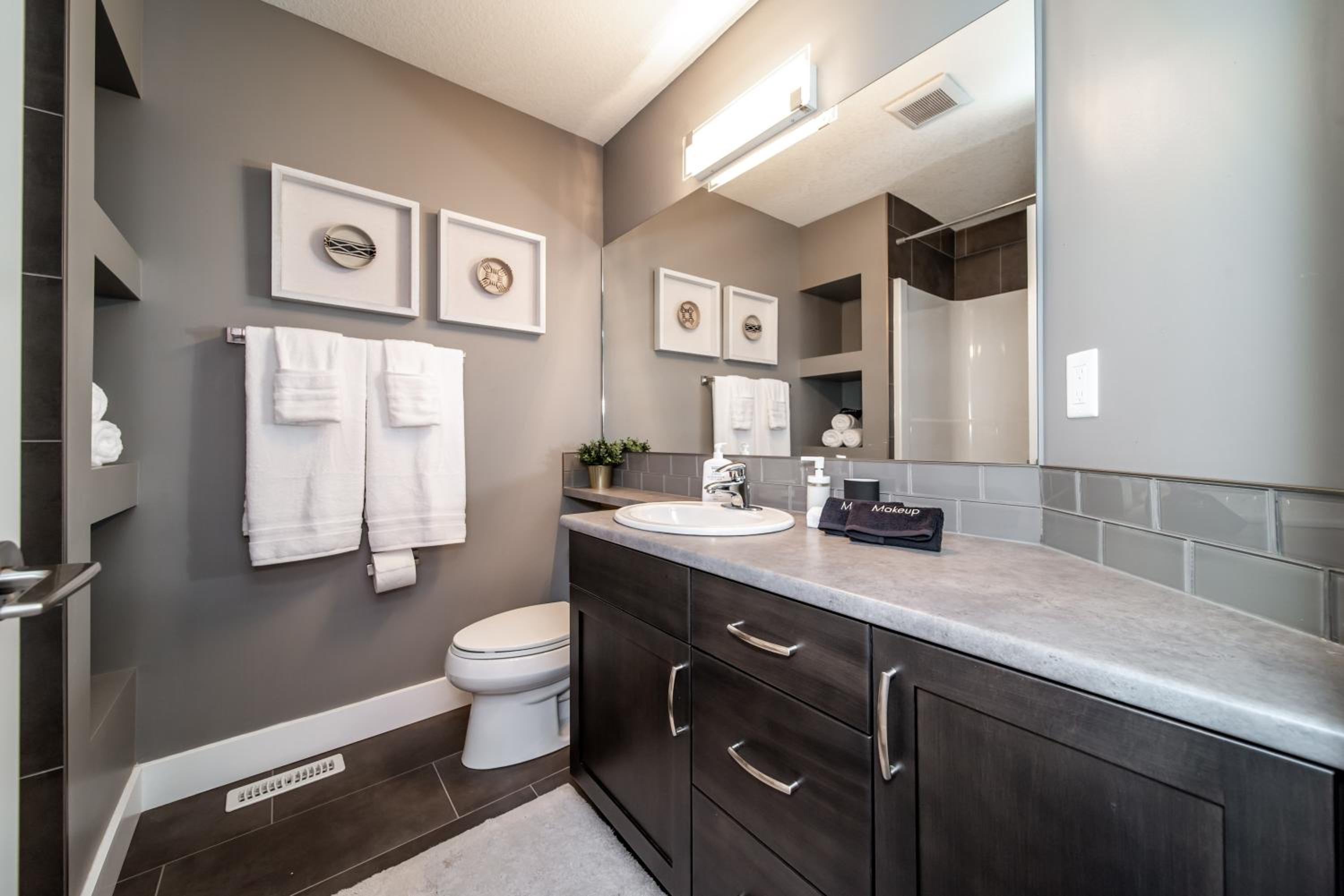 Amazing Luxe Home, AC, HUGE Yard, FirePit, Pet Friendly, Sleeps 10!