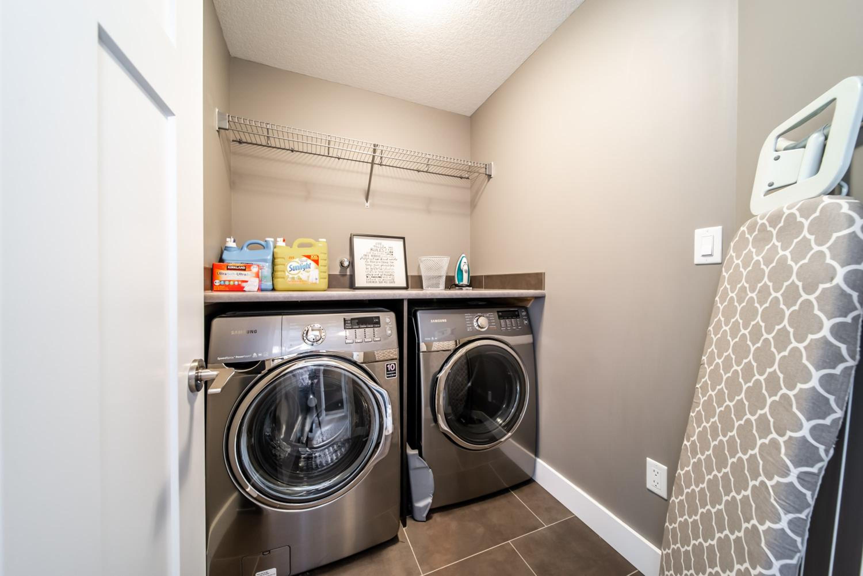 Amazing Luxe Home, AC, HUGE Yard, FirePit, Pet Friendly, Sleeps 10!