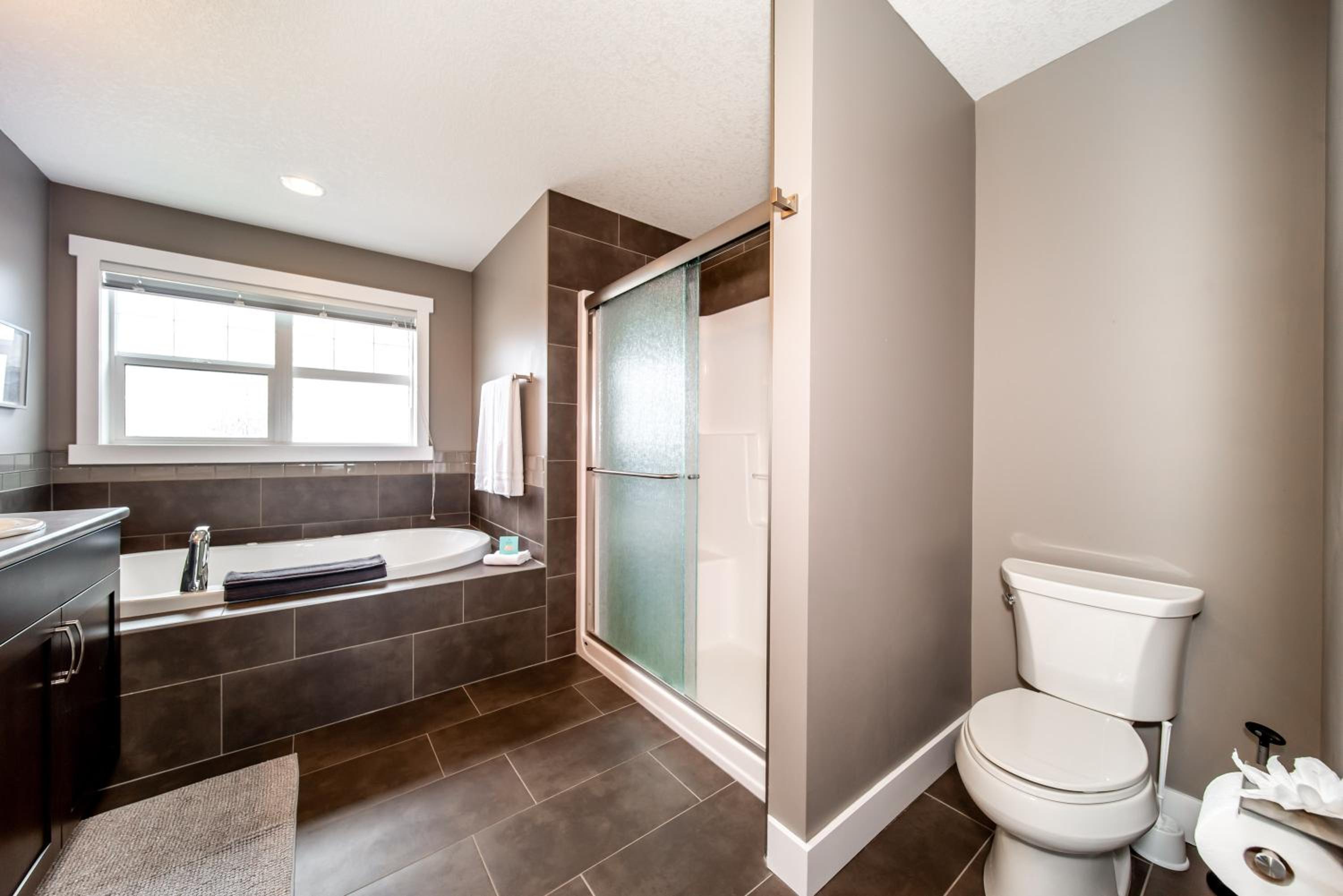 Amazing Luxe Home, AC, HUGE Yard, FirePit, Pet Friendly, Sleeps 10!