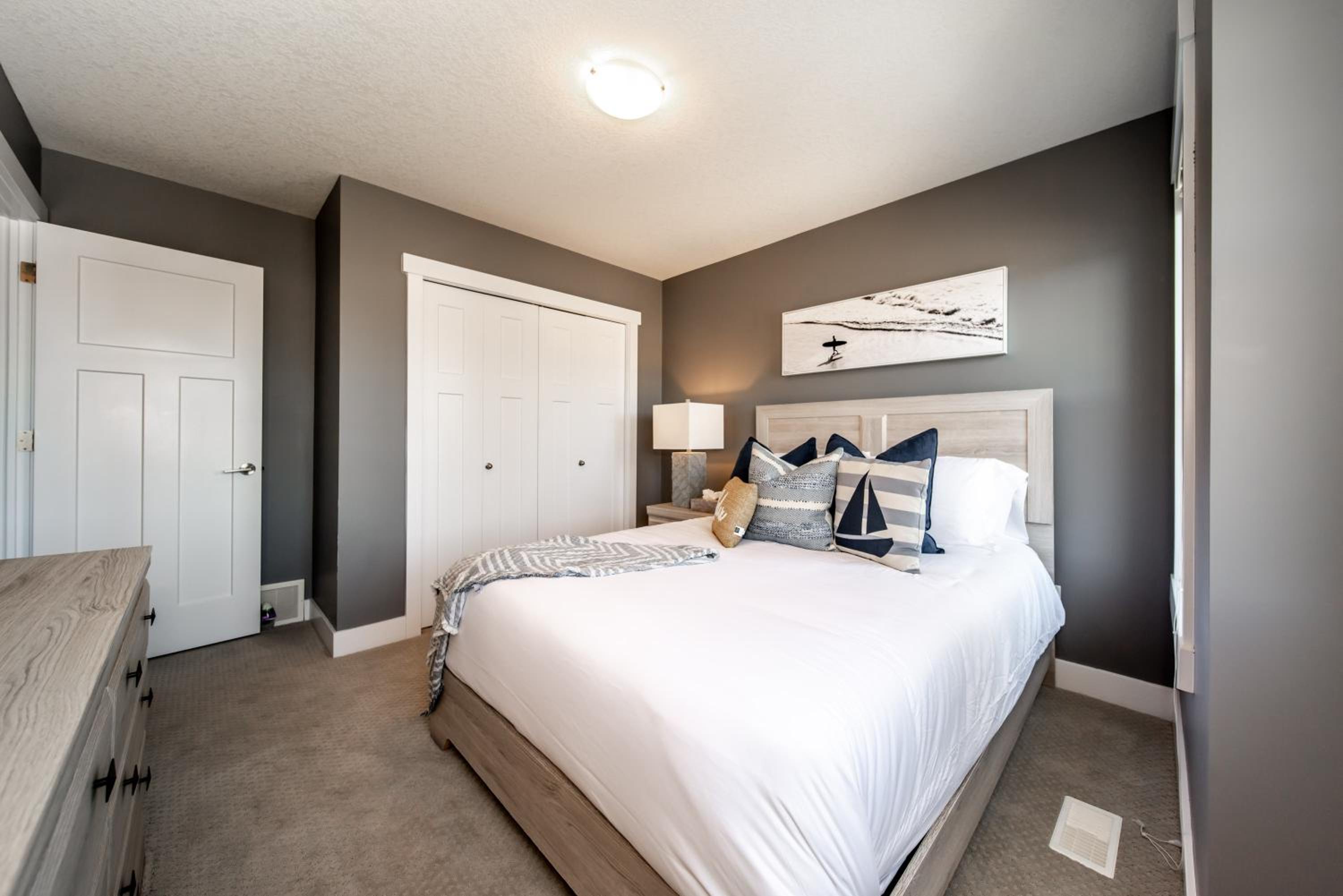 Amazing Luxe Home, AC, HUGE Yard, FirePit, Pet Friendly, Sleeps 10!