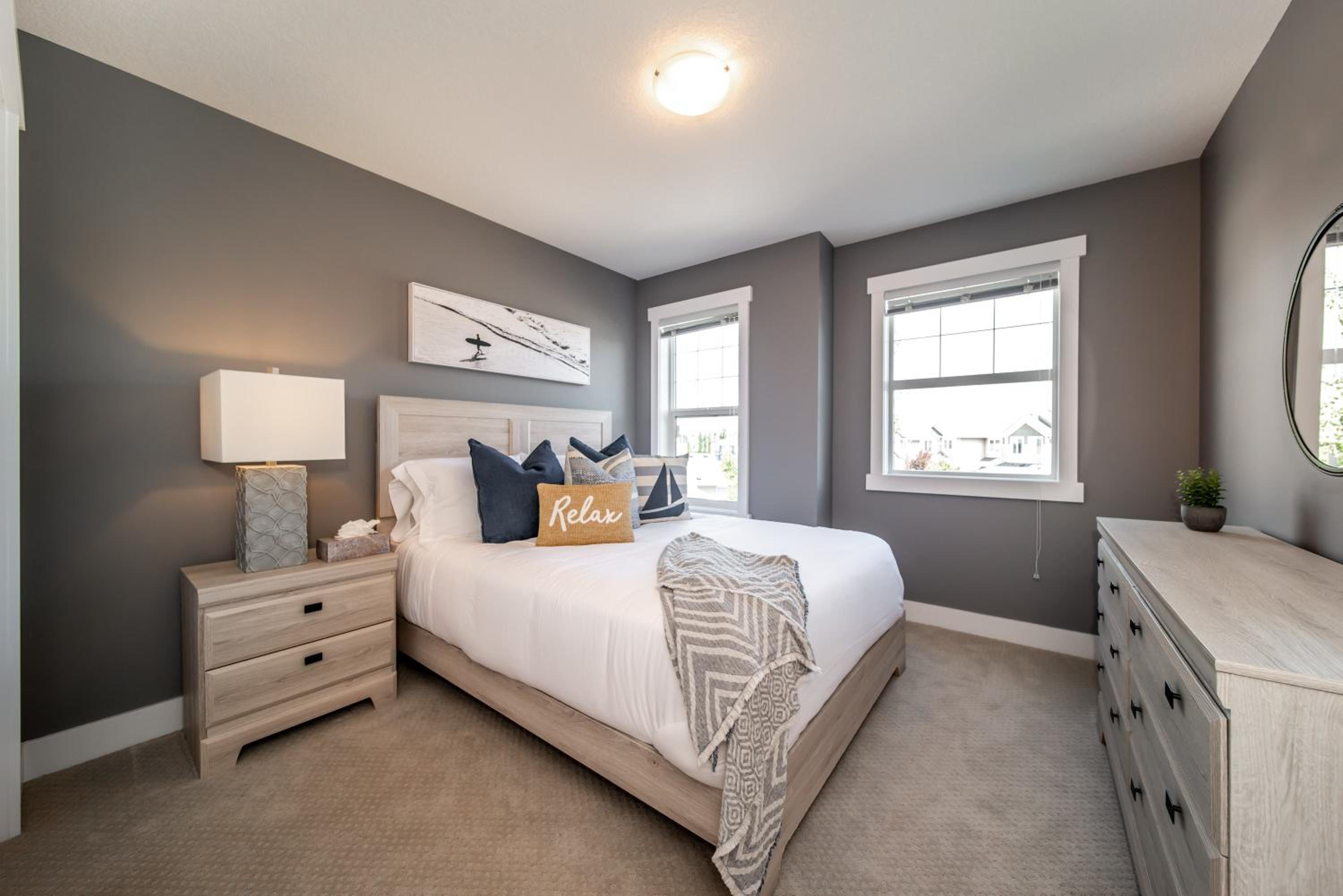 Amazing Luxe Home, AC, HUGE Yard, FirePit, Pet Friendly, Sleeps 10!