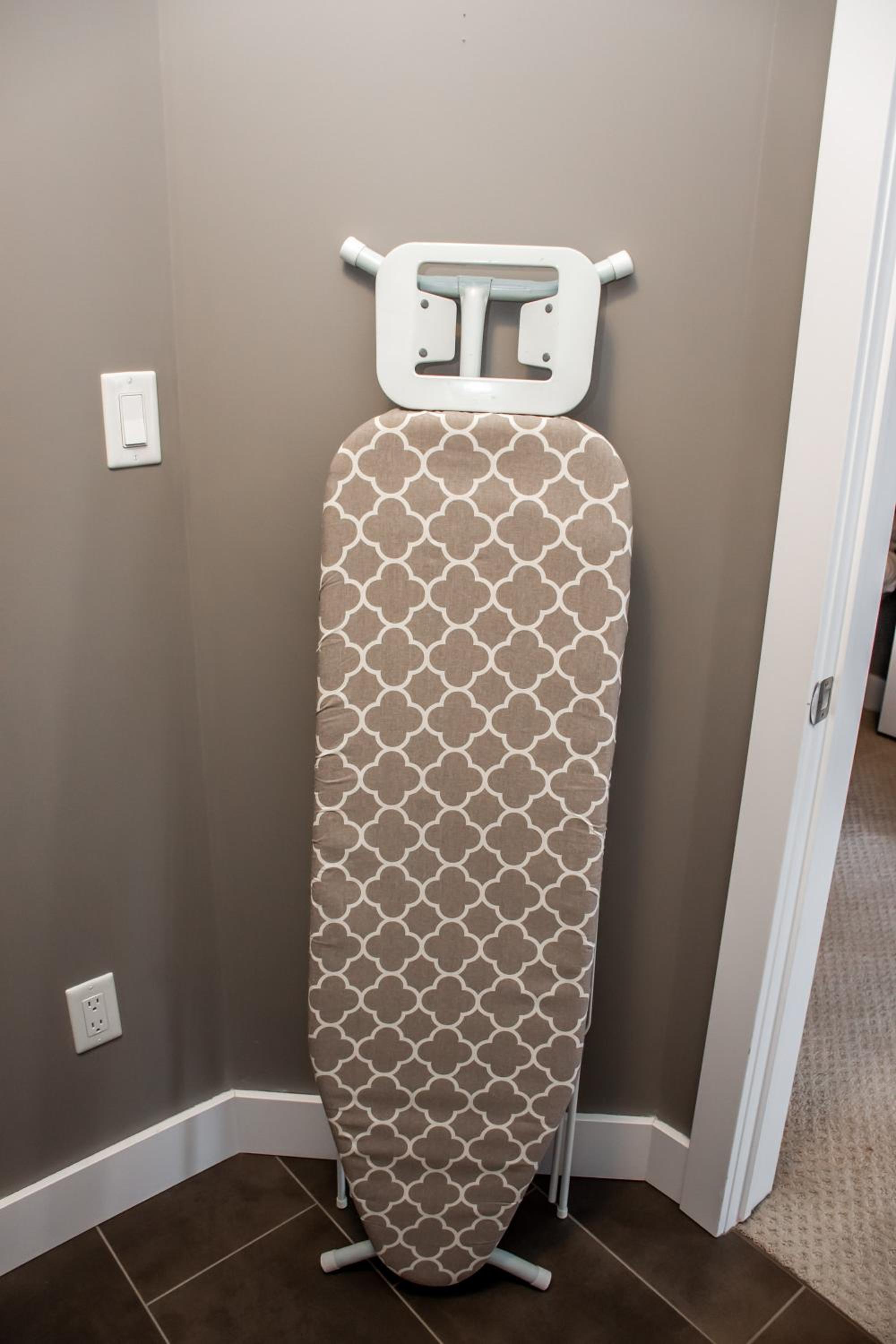 Amazing Luxe Home, AC, HUGE Yard, FirePit, Pet Friendly, Sleeps 10!