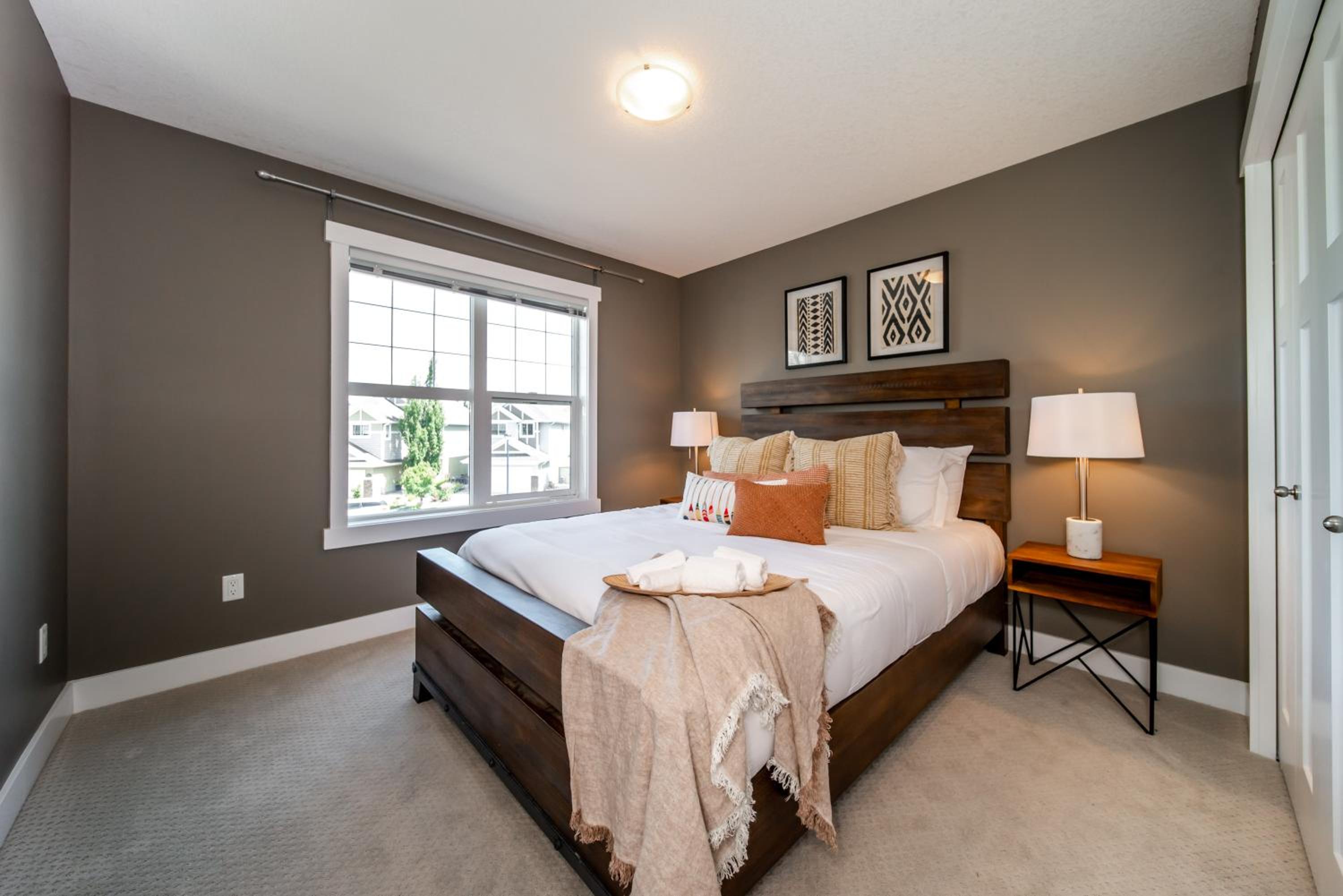 Amazing Luxe Home, AC, HUGE Yard, FirePit, Pet Friendly, Sleeps 10!