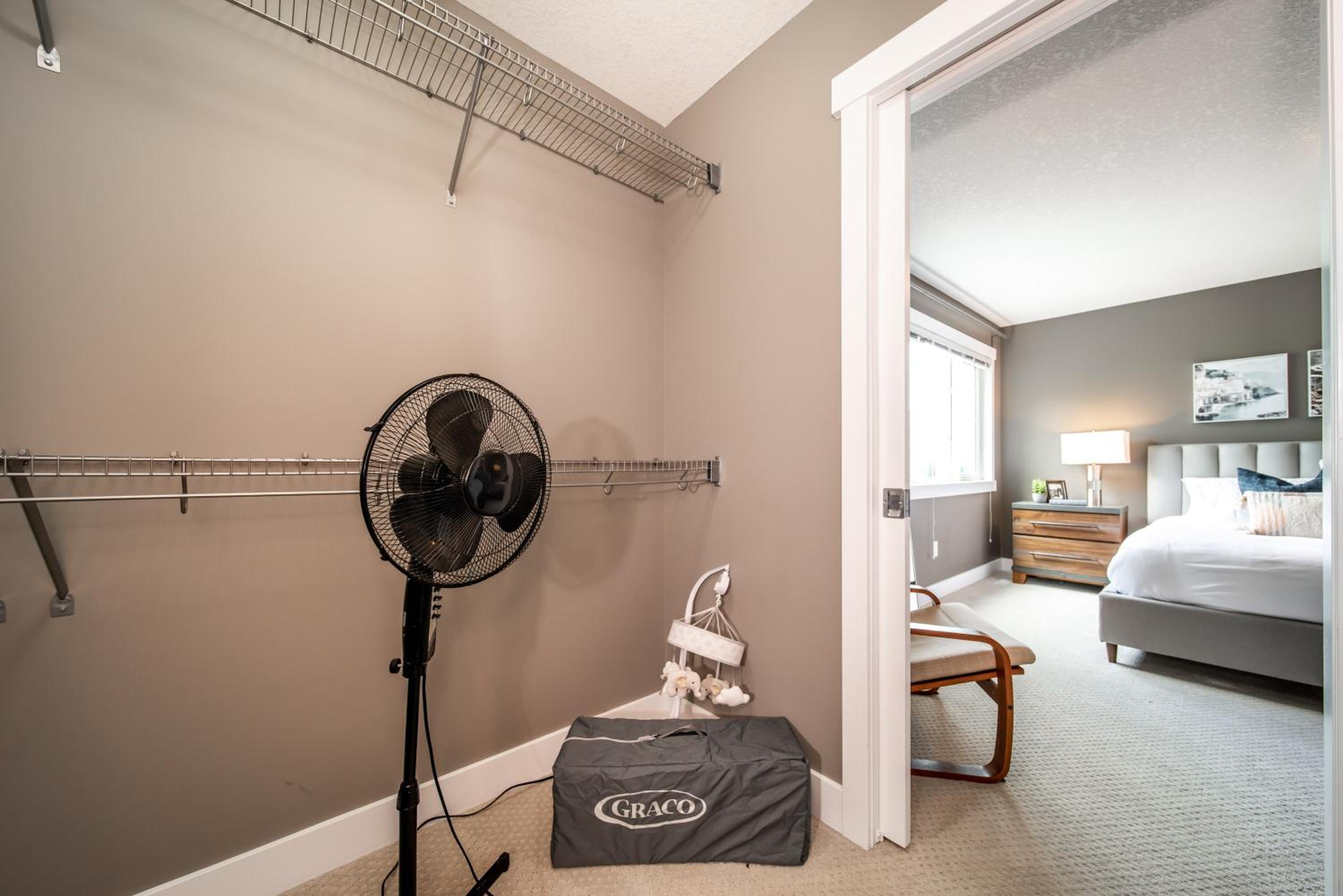 Amazing Luxe Home, AC, HUGE Yard, FirePit, Pet Friendly, Sleeps 10!