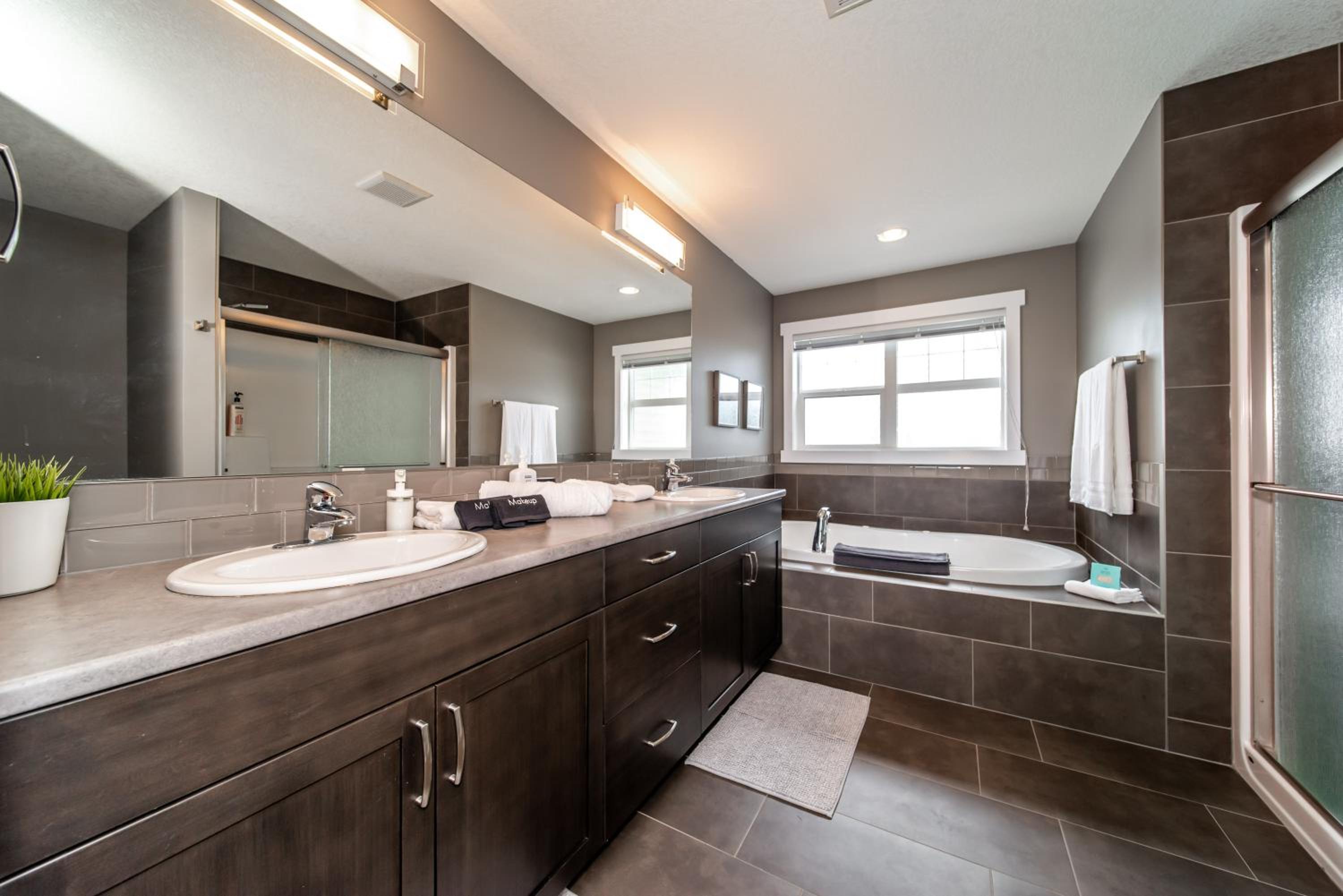 Amazing Luxe Home, AC, HUGE Yard, FirePit, Pet Friendly, Sleeps 10!