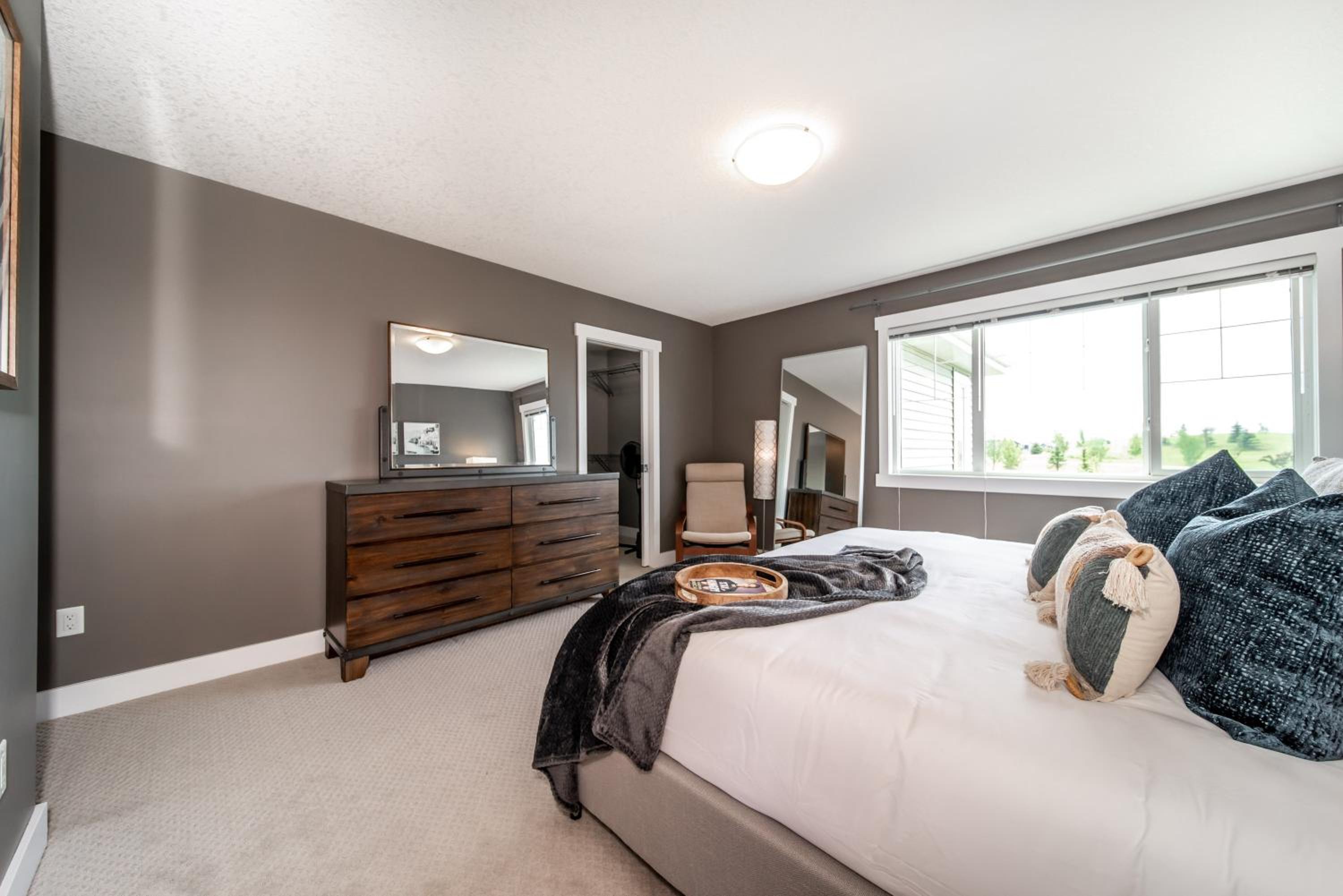 Amazing Luxe Home, AC, HUGE Yard, FirePit, Pet Friendly, Sleeps 10!