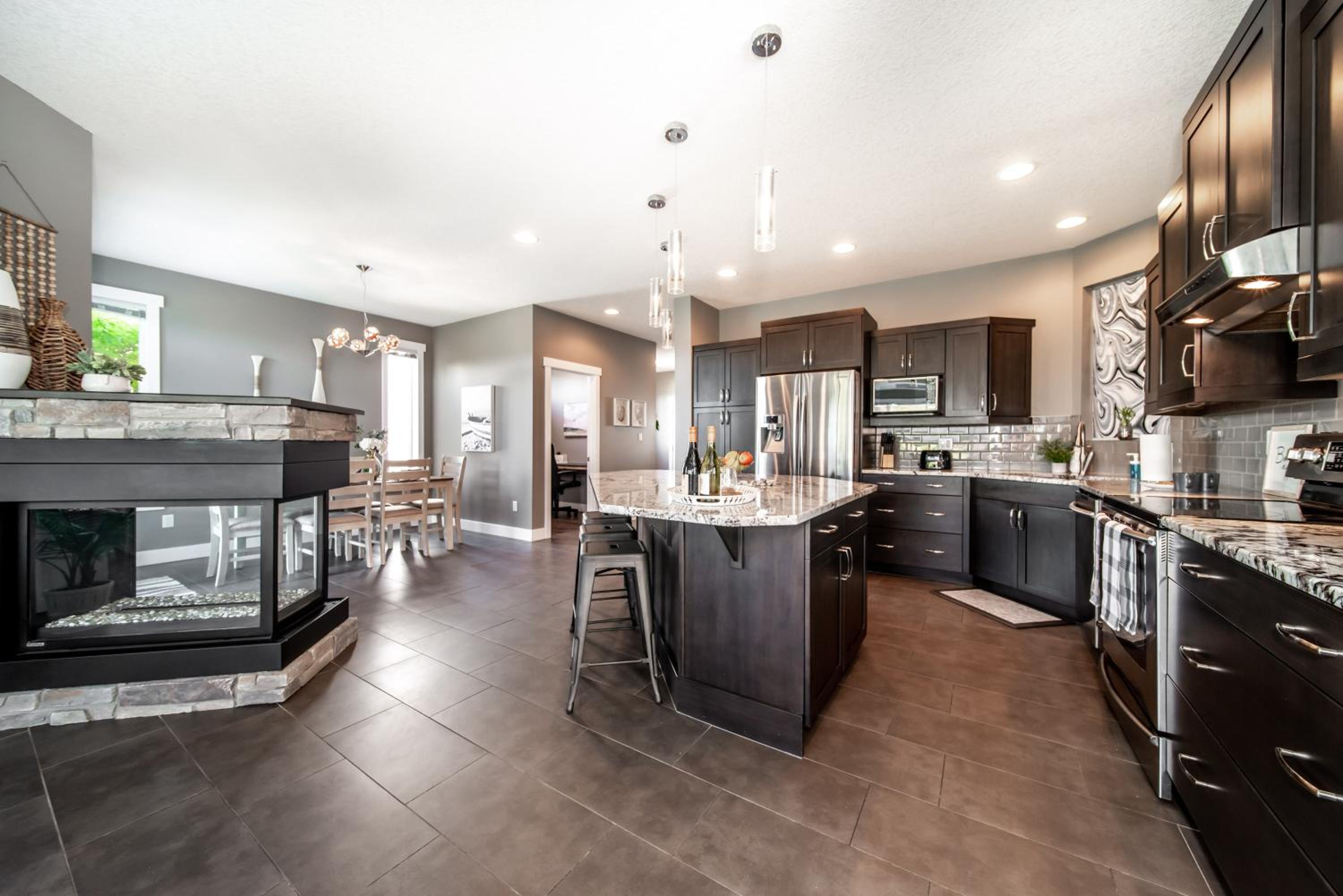 Amazing Luxe Home, AC, HUGE Yard, FirePit, Pet Friendly, Sleeps 10!