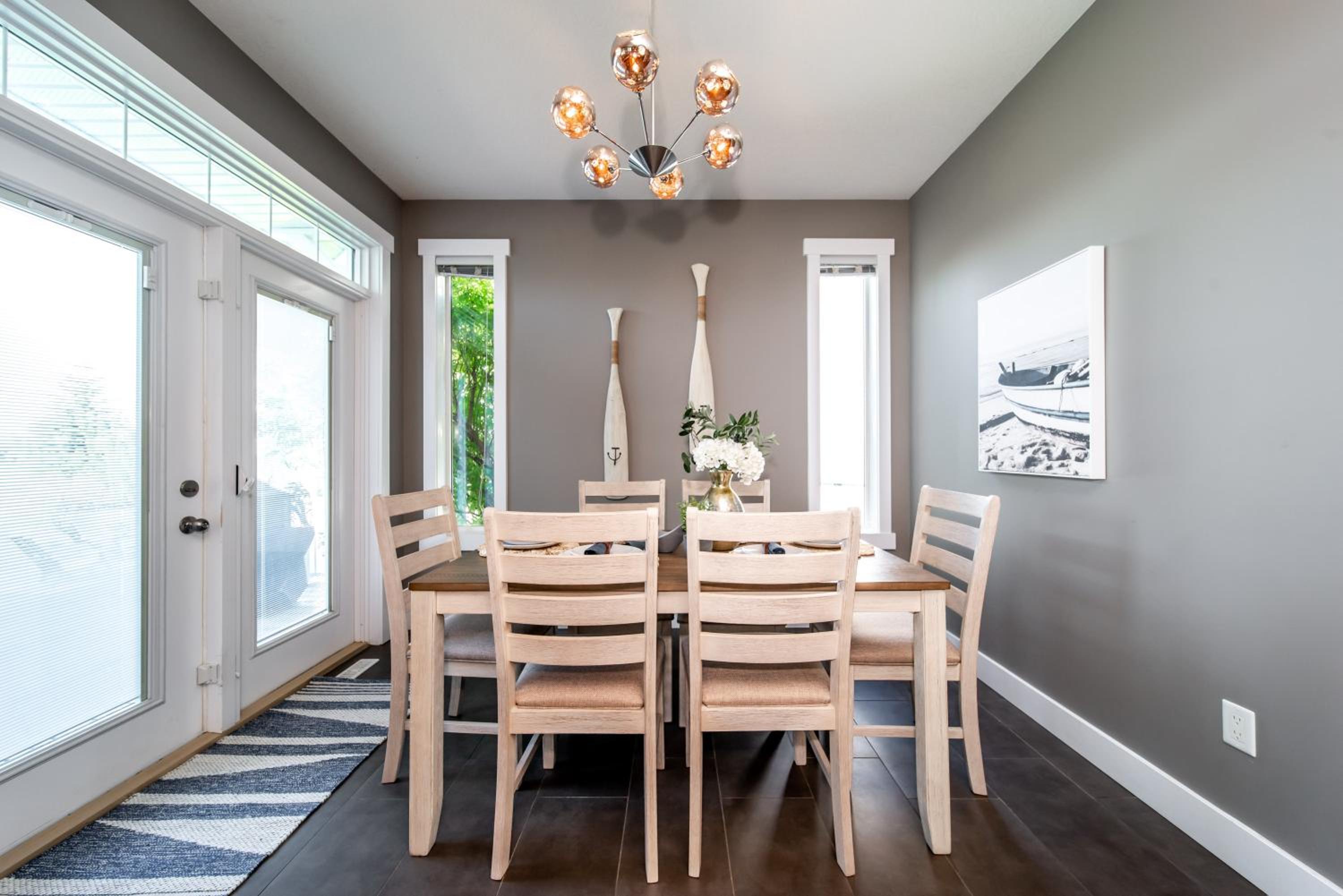 Amazing Luxe Home, AC, HUGE Yard, FirePit, Pet Friendly, Sleeps 10!