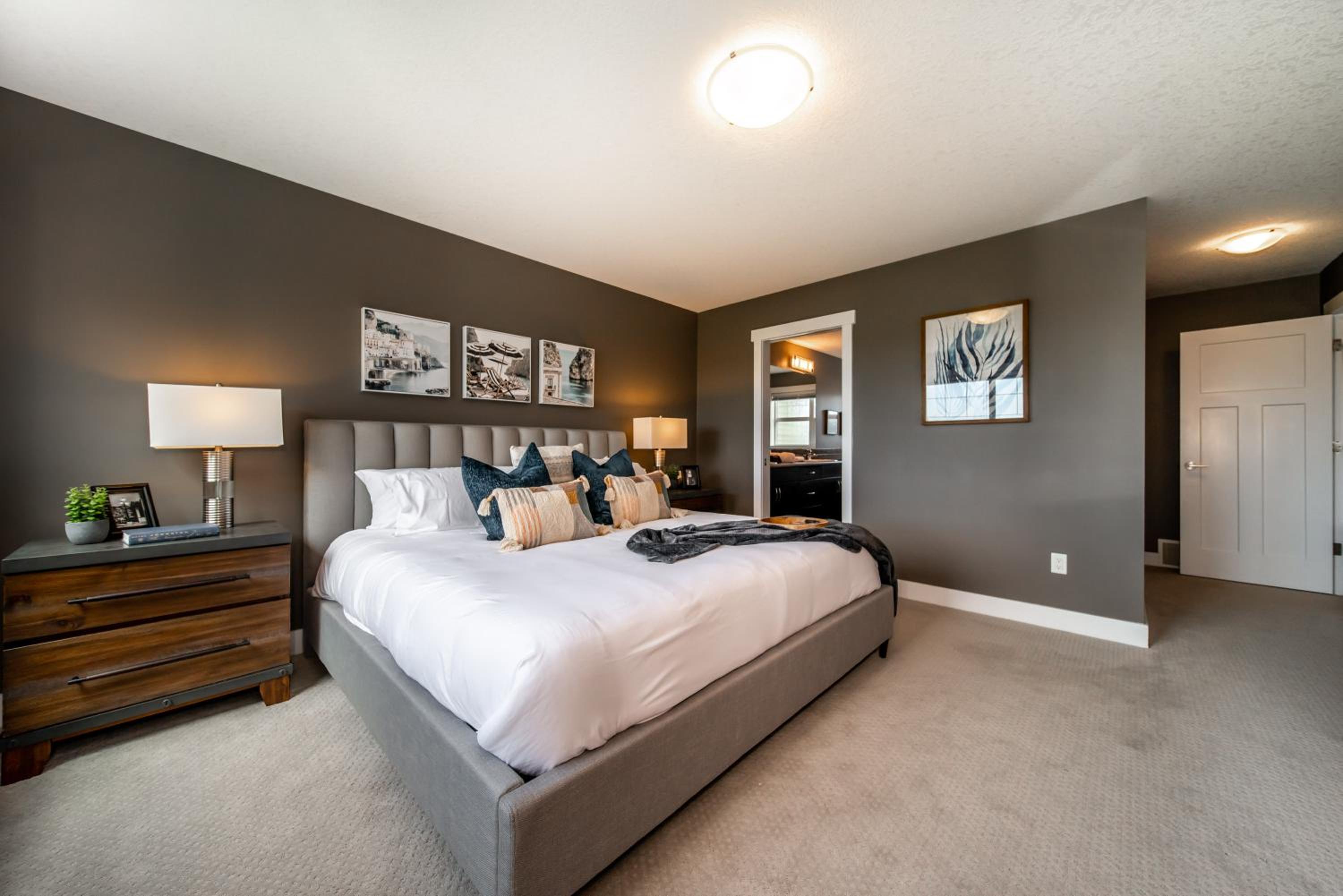 Amazing Luxe Home, AC, HUGE Yard, FirePit, Pet Friendly, Sleeps 10!