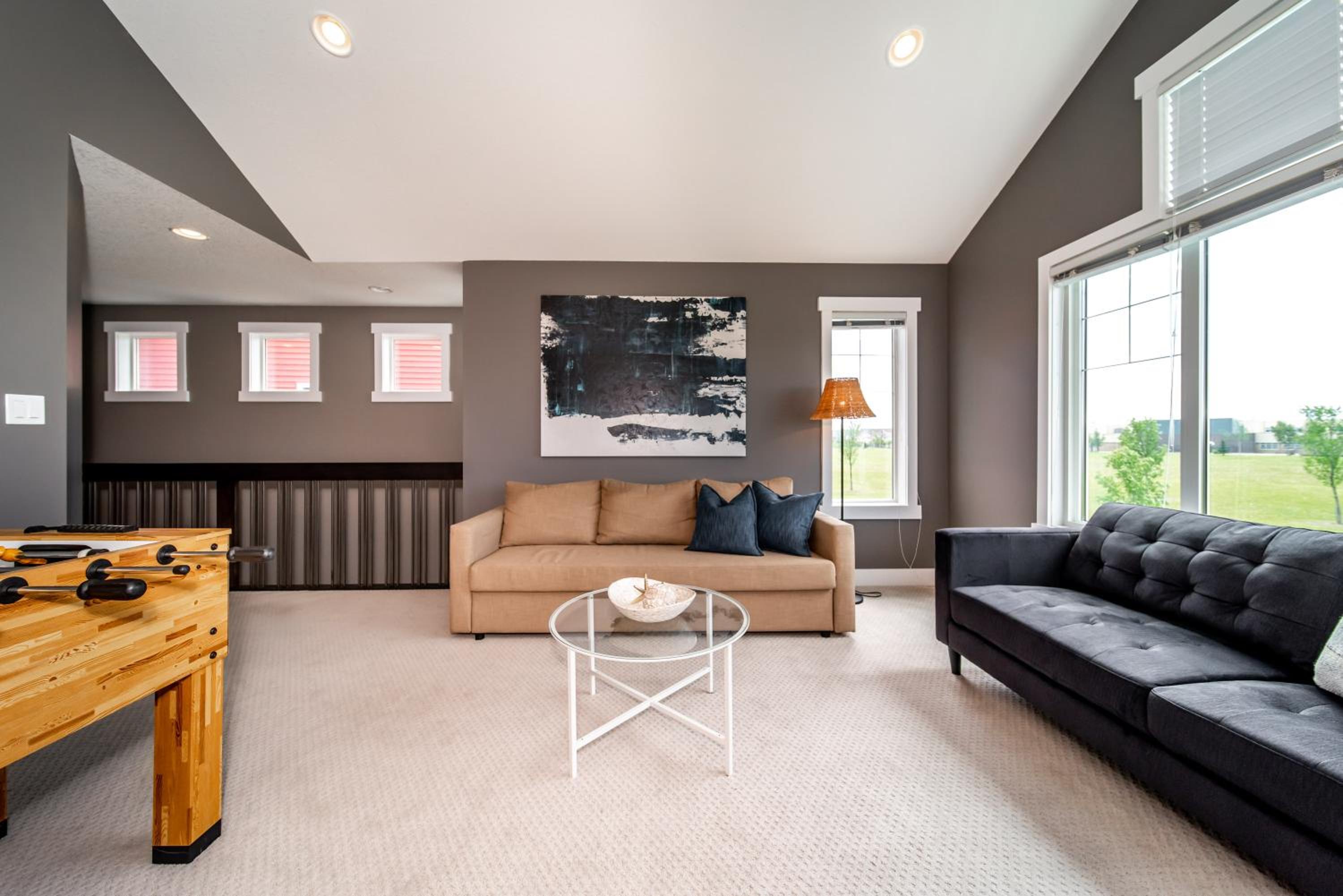 Amazing Luxe Home, AC, HUGE Yard, FirePit, Pet Friendly, Sleeps 10!