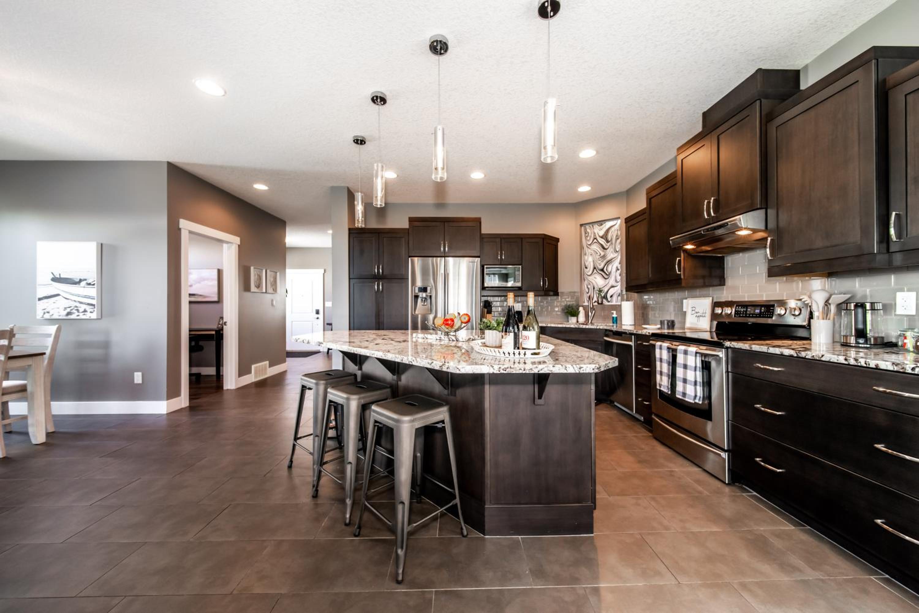 Amazing Luxe Home, AC, HUGE Yard, FirePit, Pet Friendly, Sleeps 10!