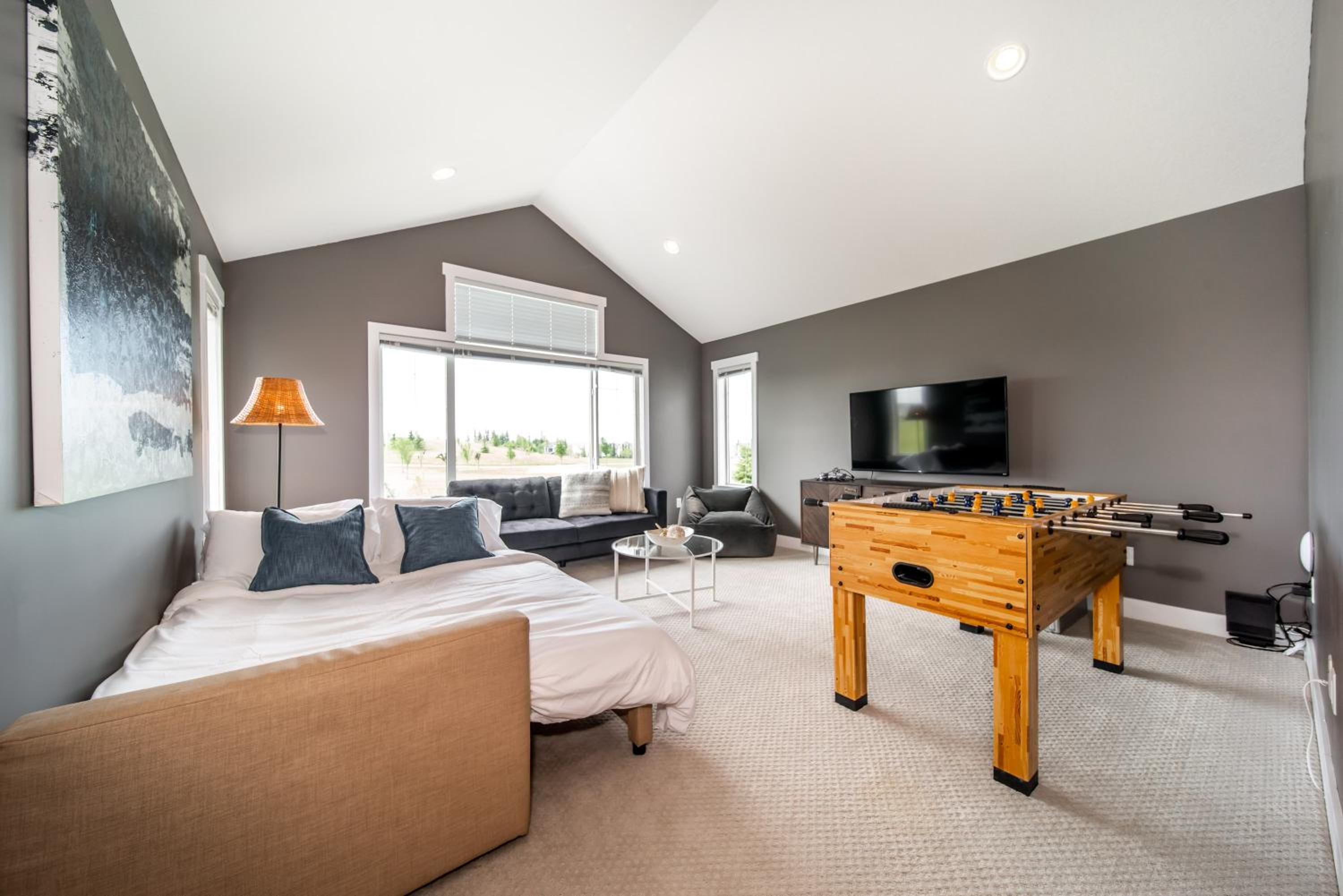 Amazing Luxe Home, AC, HUGE Yard, FirePit, Pet Friendly, Sleeps 10!