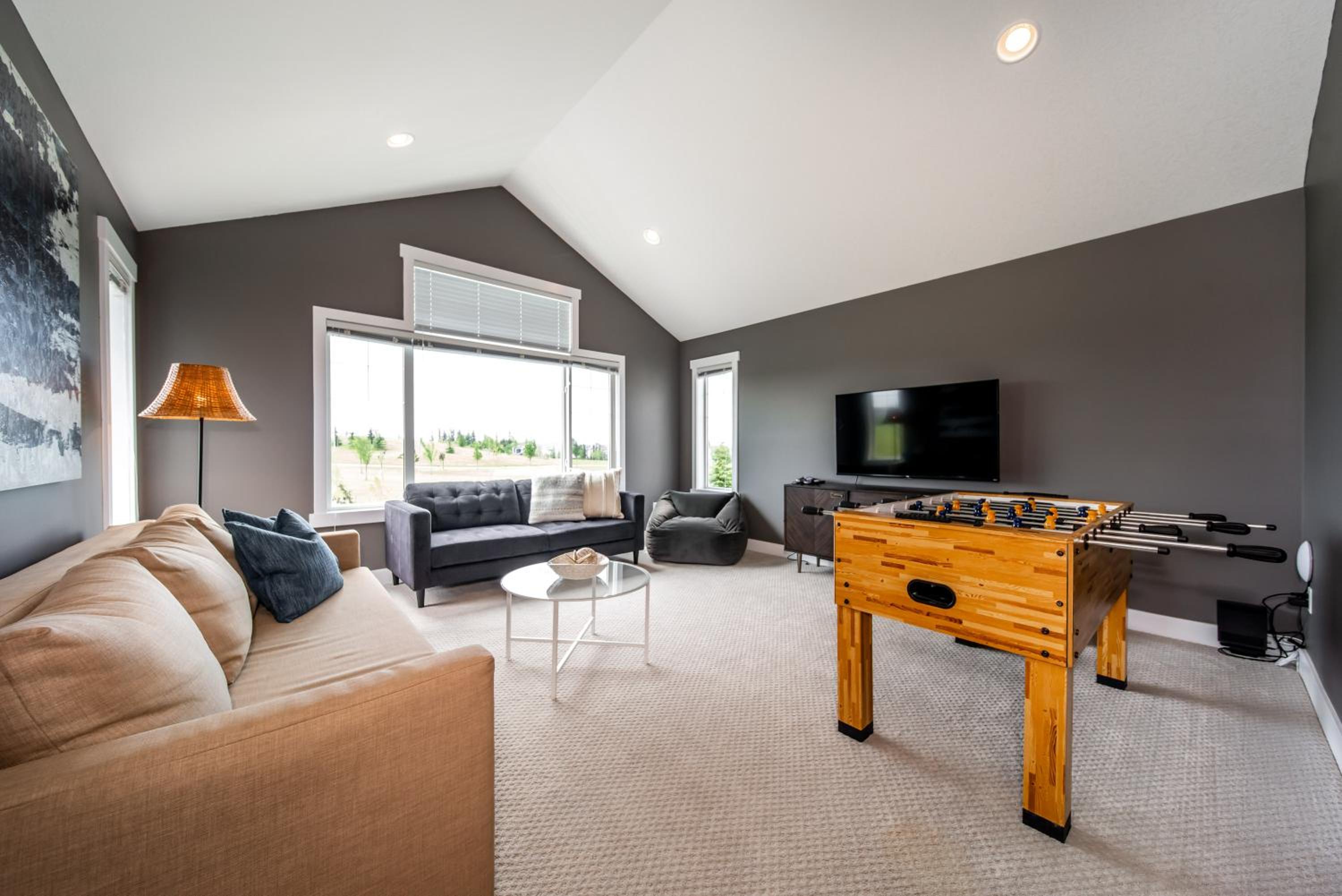 Amazing Luxe Home, AC, HUGE Yard, FirePit, Pet Friendly, Sleeps 10!