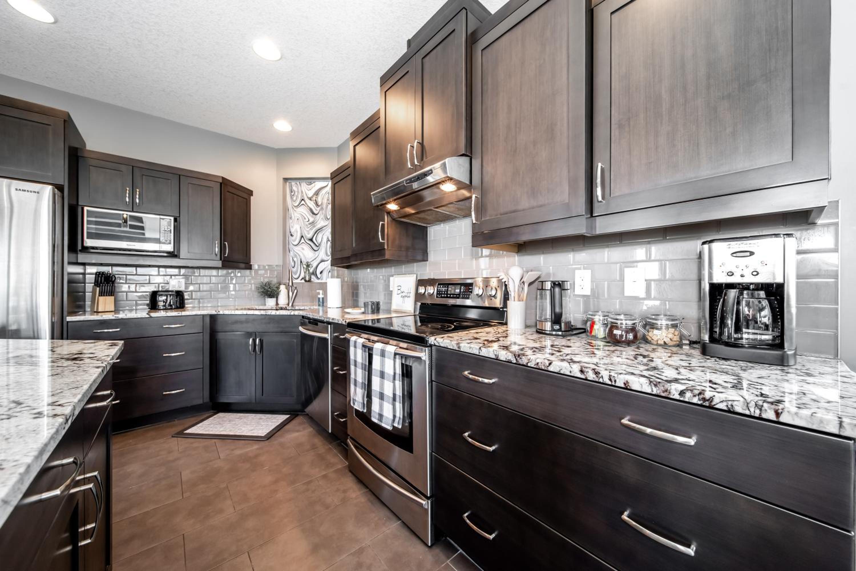 Amazing Luxe Home, AC, HUGE Yard, FirePit, Pet Friendly, Sleeps 10!