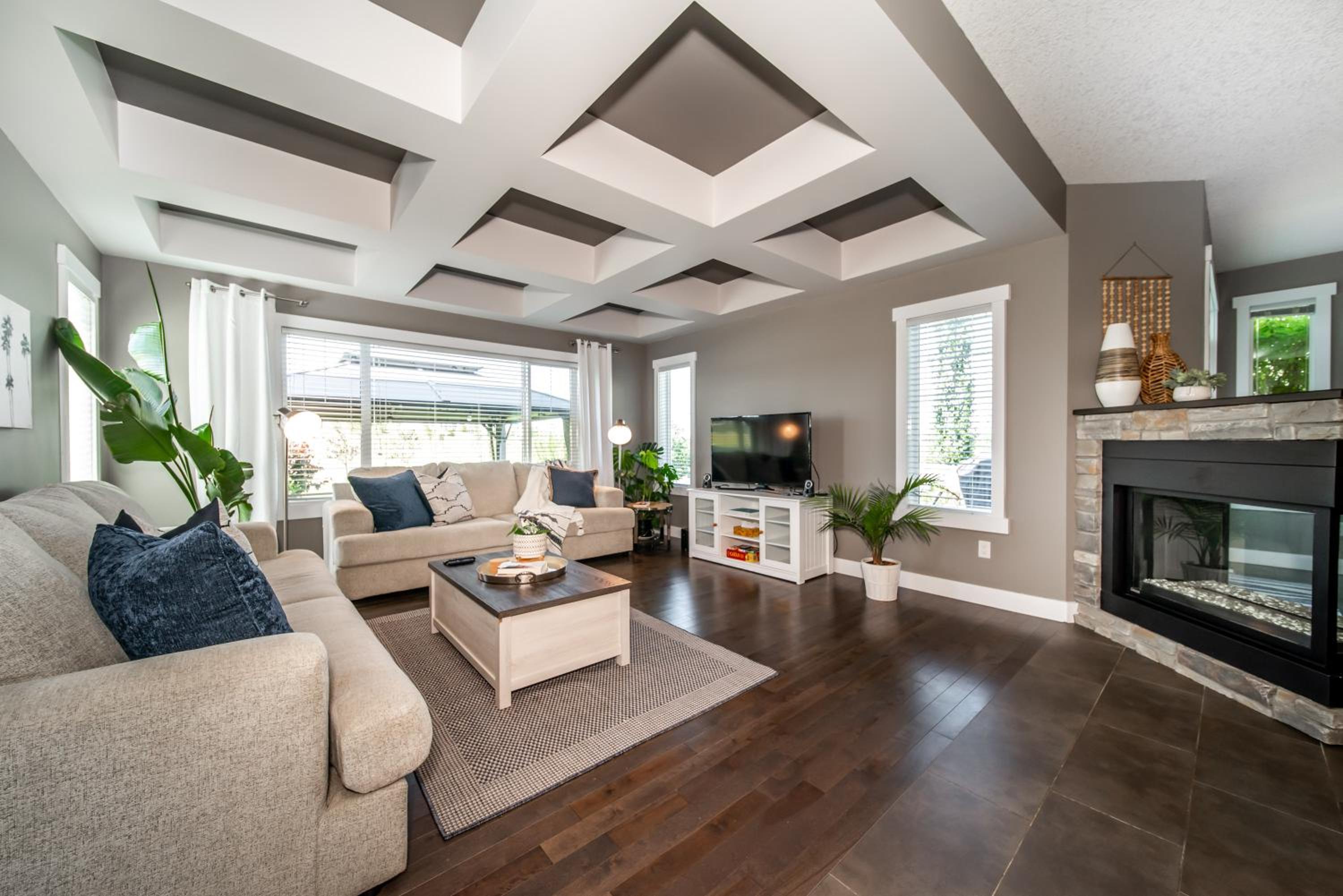 Amazing Luxe Home, AC, HUGE Yard, FirePit, Pet Friendly, Sleeps 10!