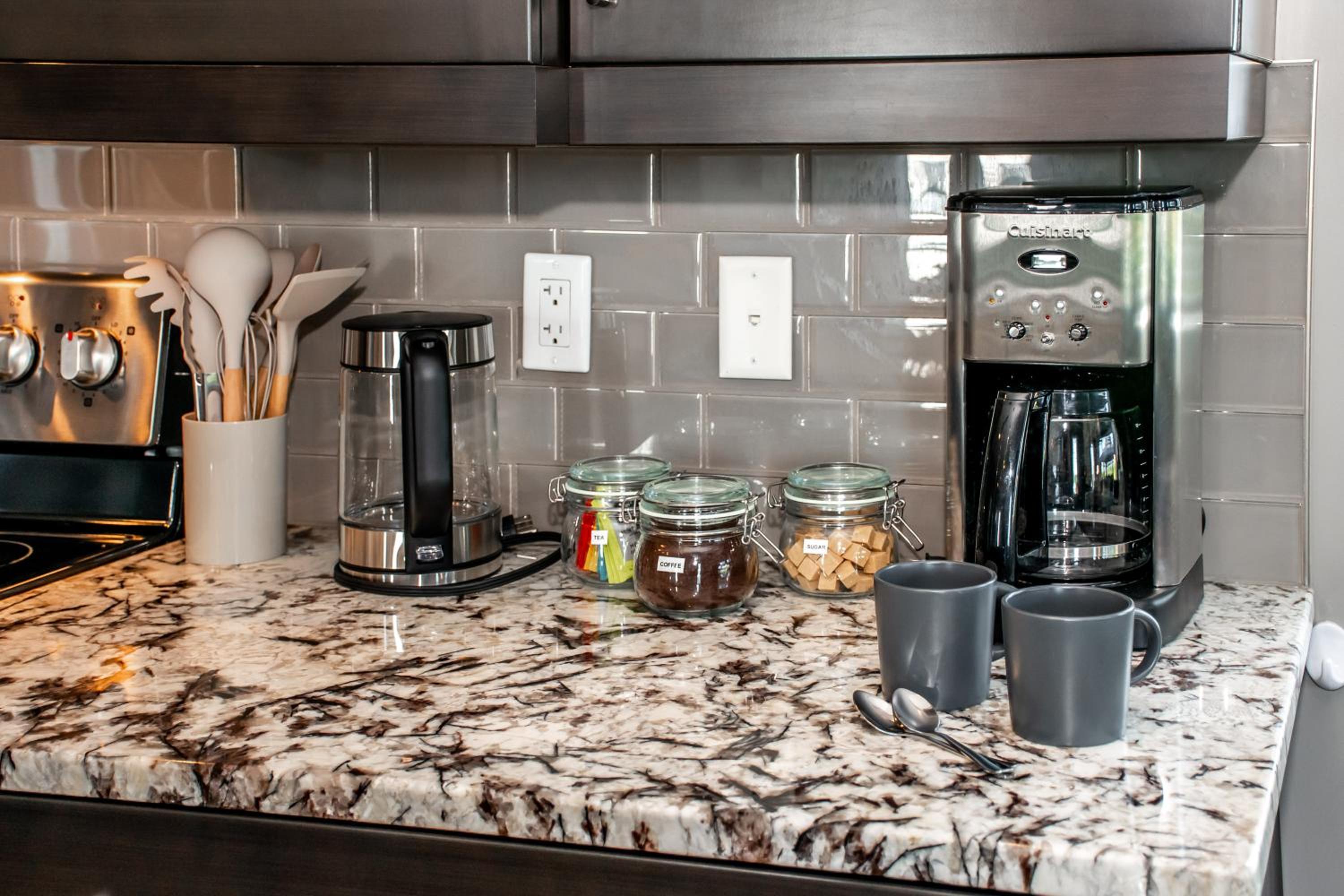 Amazing Luxe Home, AC, HUGE Yard, FirePit, Pet Friendly, Sleeps 10!