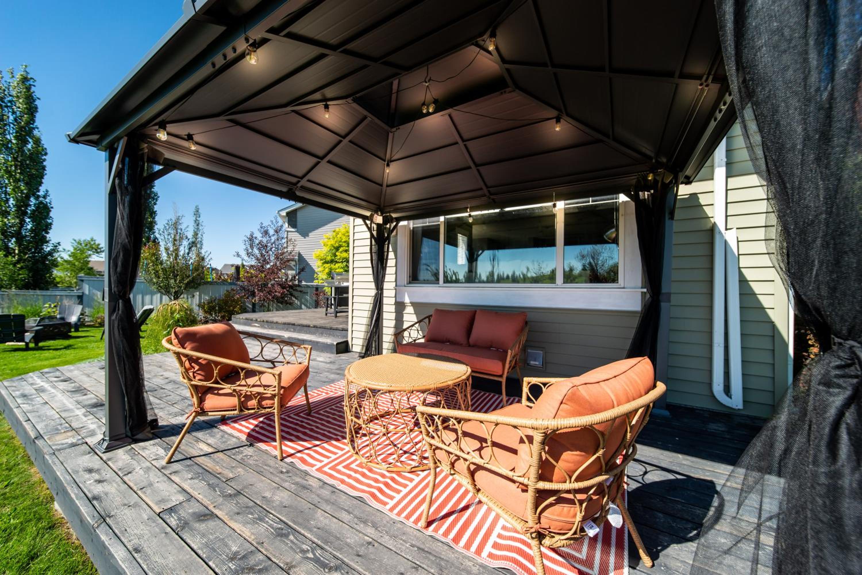 Amazing Luxe Home, AC, HUGE Yard, FirePit, Pet Friendly, Sleeps 10!