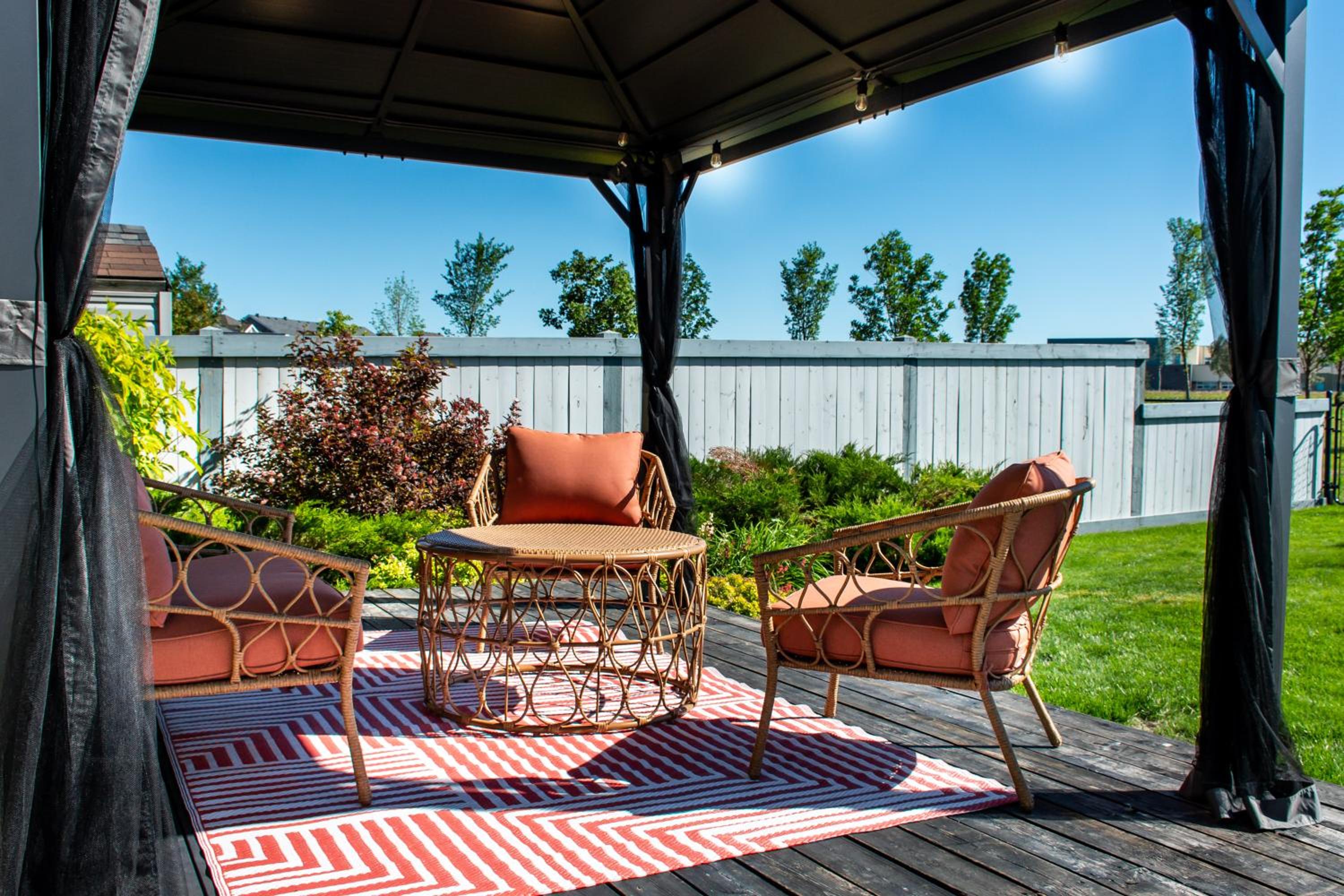 Amazing Luxe Home, AC, HUGE Yard, FirePit, Pet Friendly, Sleeps 10!