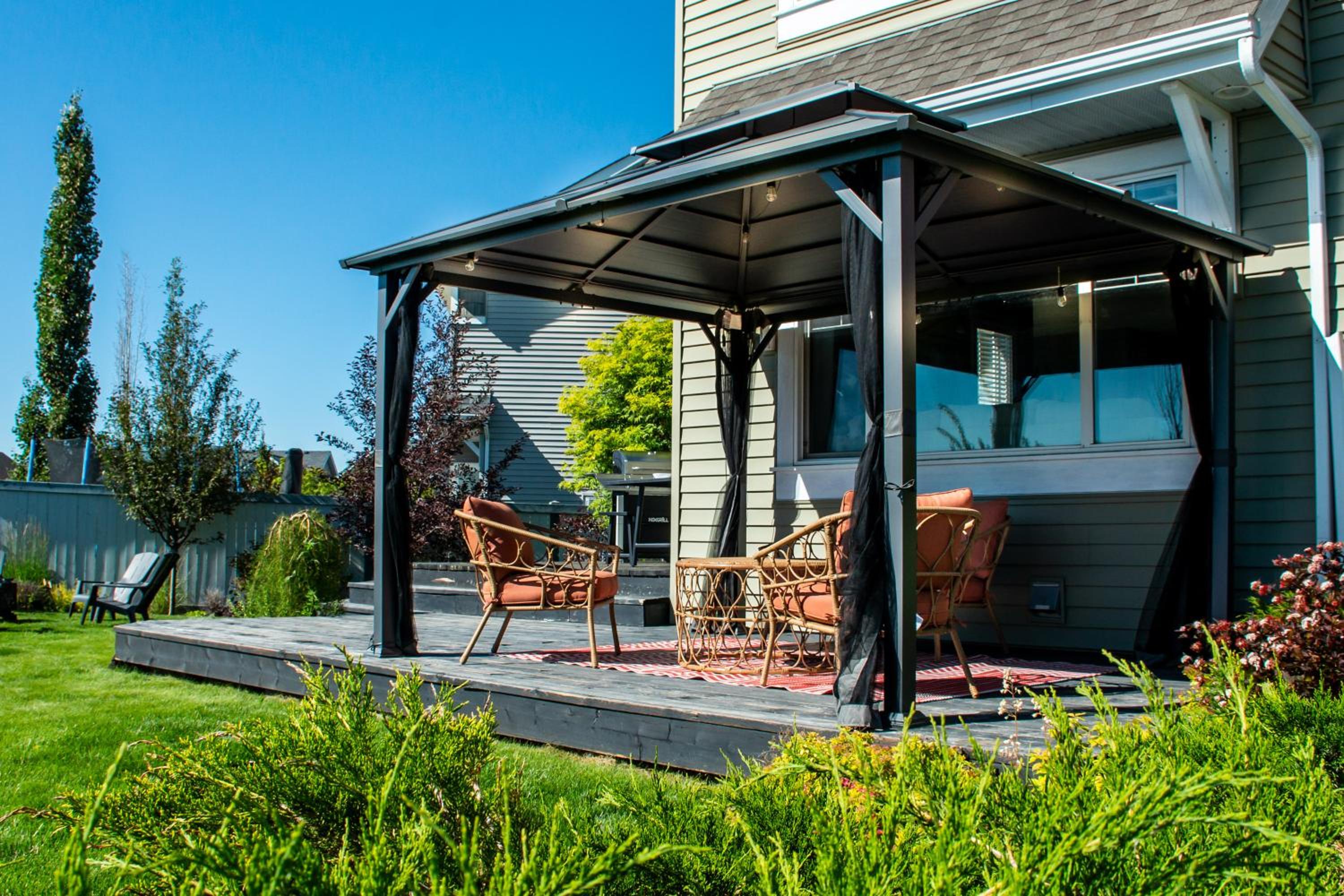 Amazing Luxe Home, AC, HUGE Yard, FirePit, Pet Friendly, Sleeps 10!