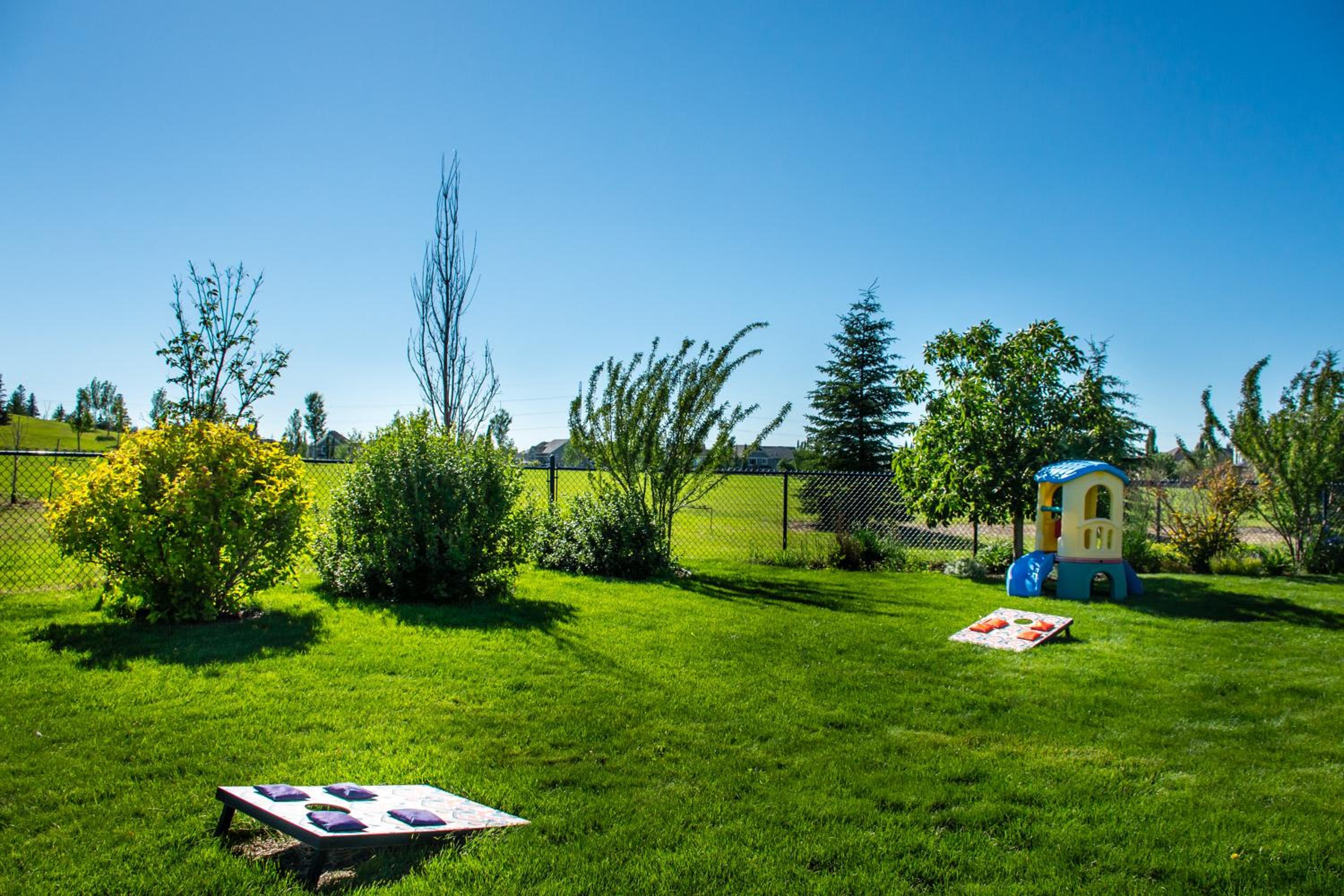Amazing Luxe Home, AC, HUGE Yard, FirePit, Pet Friendly, Sleeps 10!