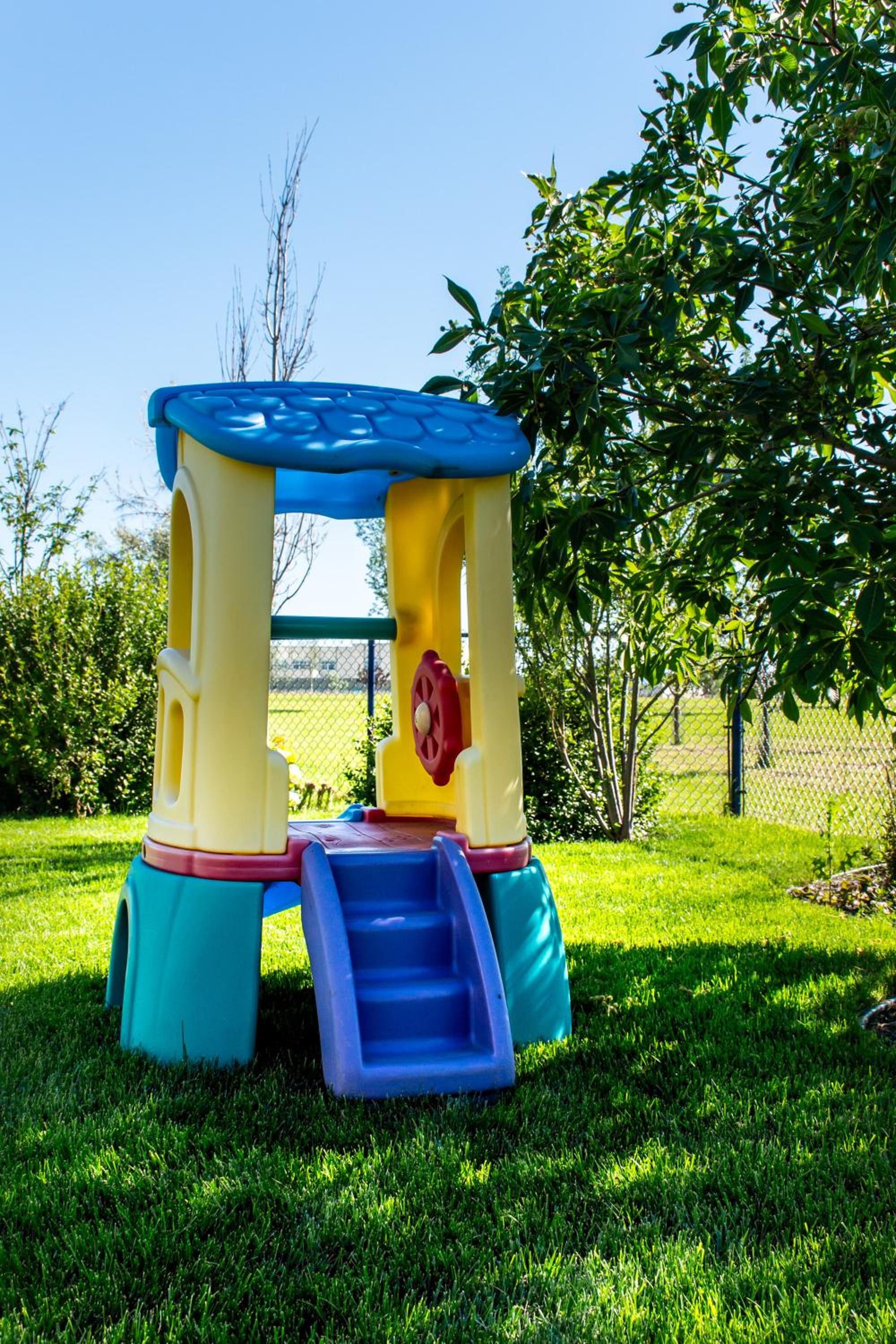 Amazing Luxe Home, AC, HUGE Yard, FirePit, Pet Friendly, Sleeps 10!
